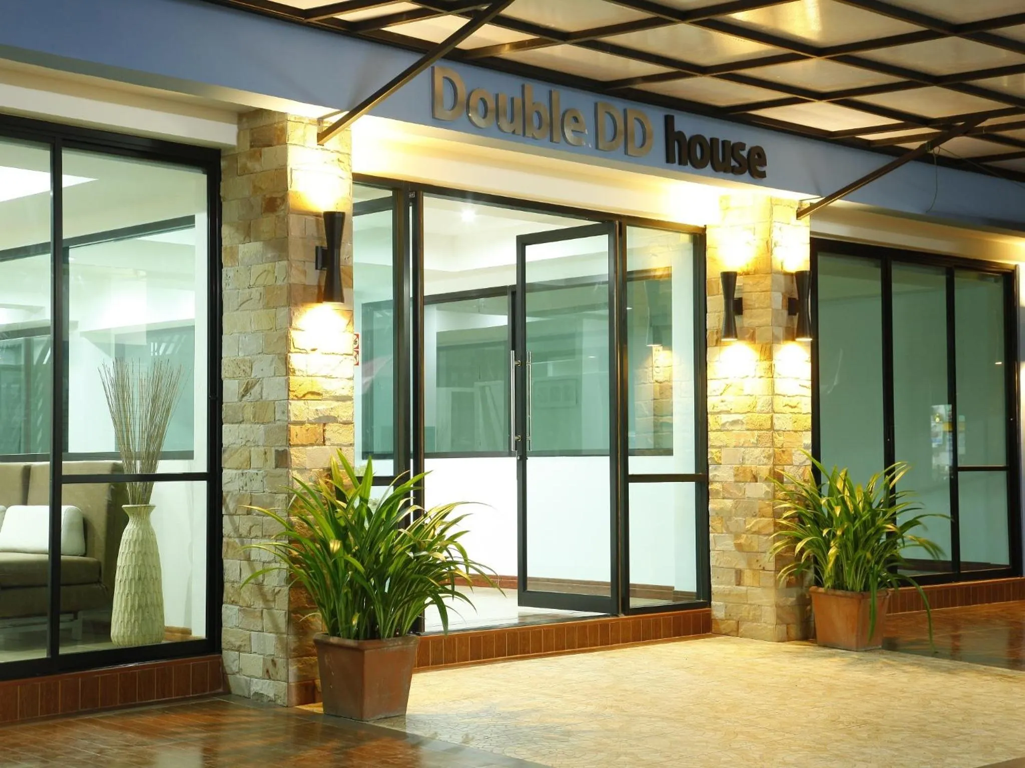 Facade/entrance in Double DD House at MRT Sutthisarn