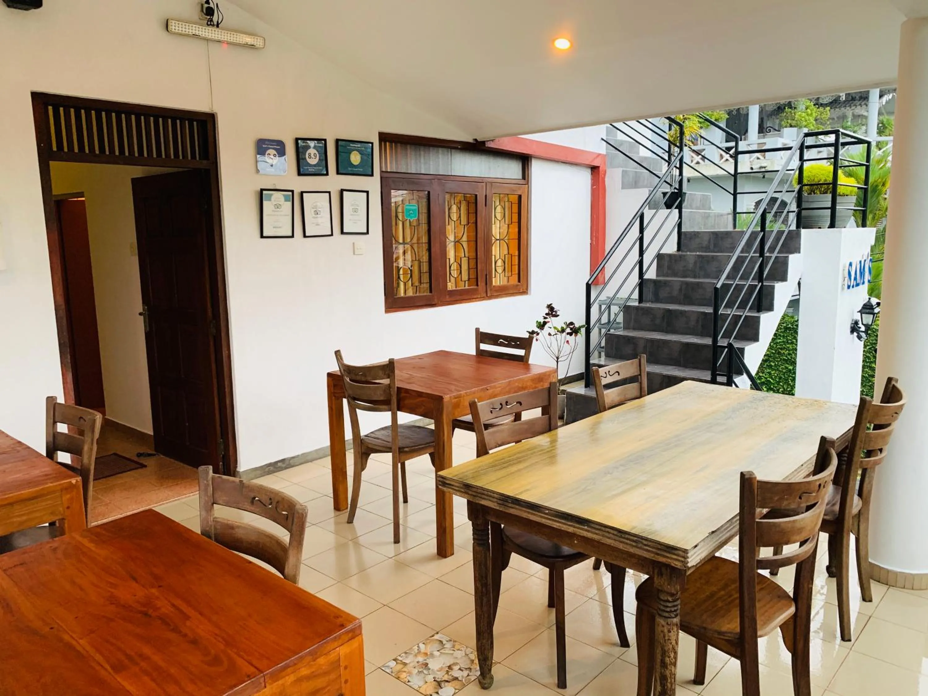 Restaurant/places to eat in Sam's Guest House