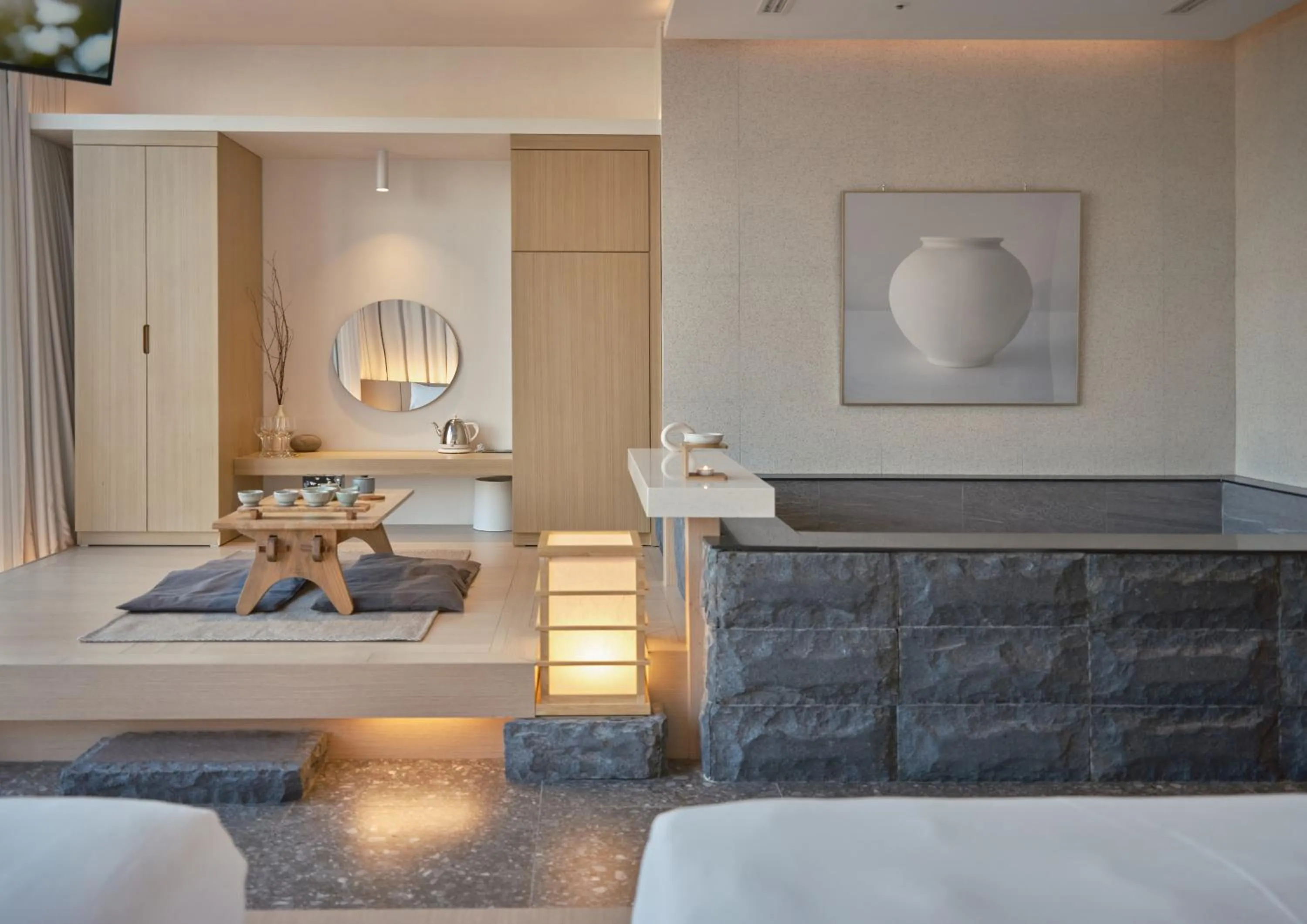 Photo of the whole room, Bed in UH Suite The Seoul