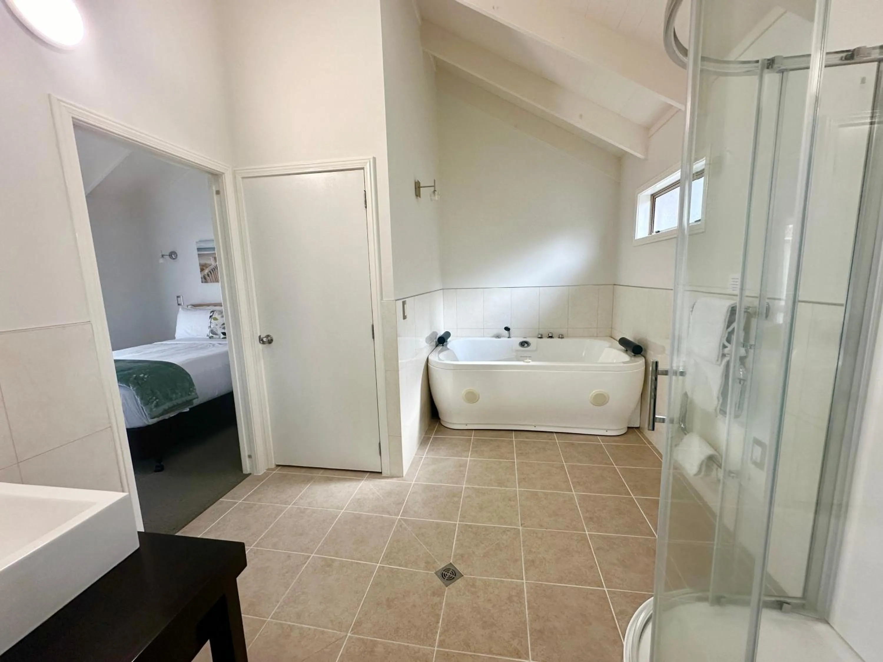 Hot Tub, Bed in The Olive Motel