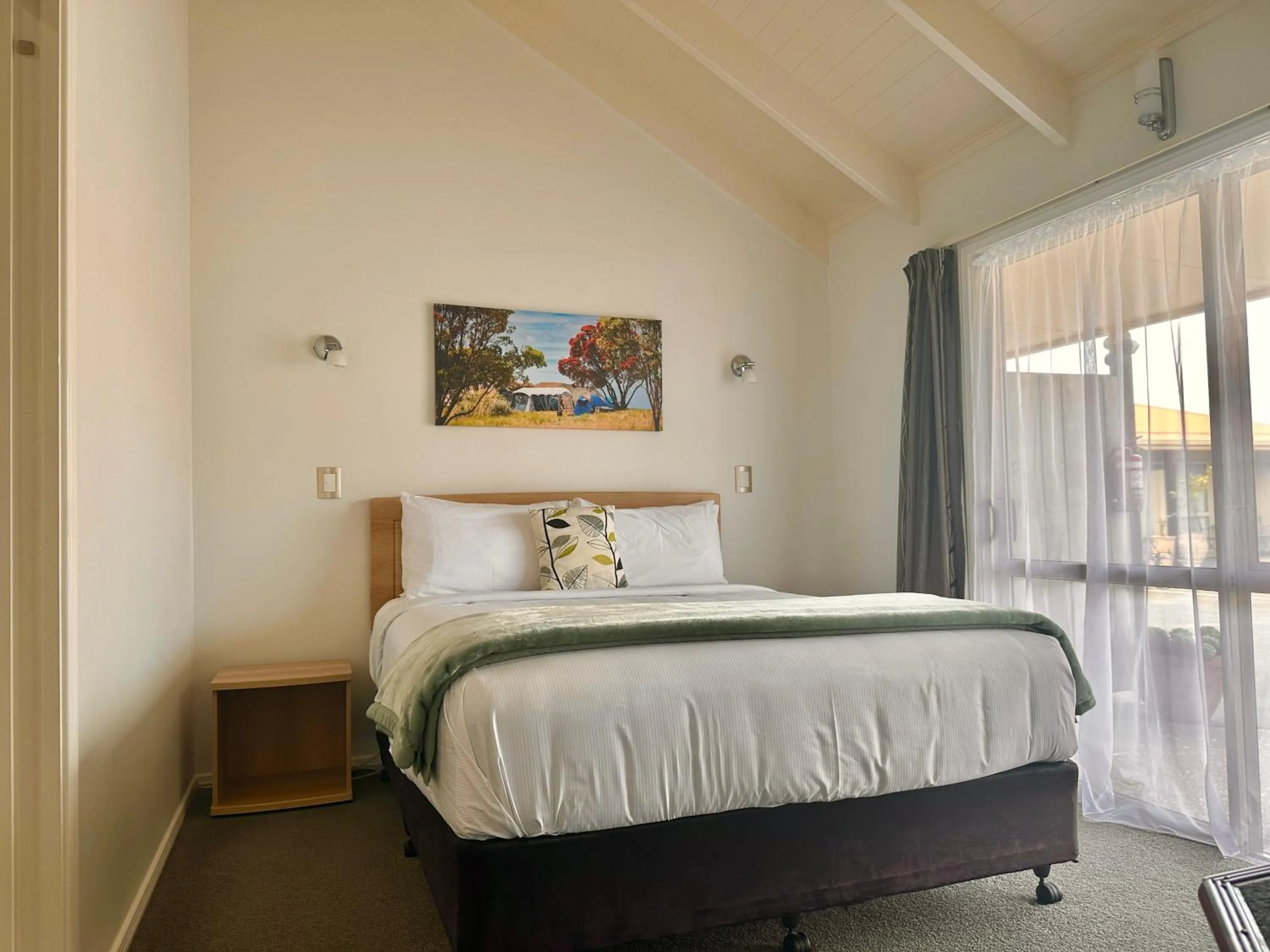 Bedroom, Bed in The Olive Motel