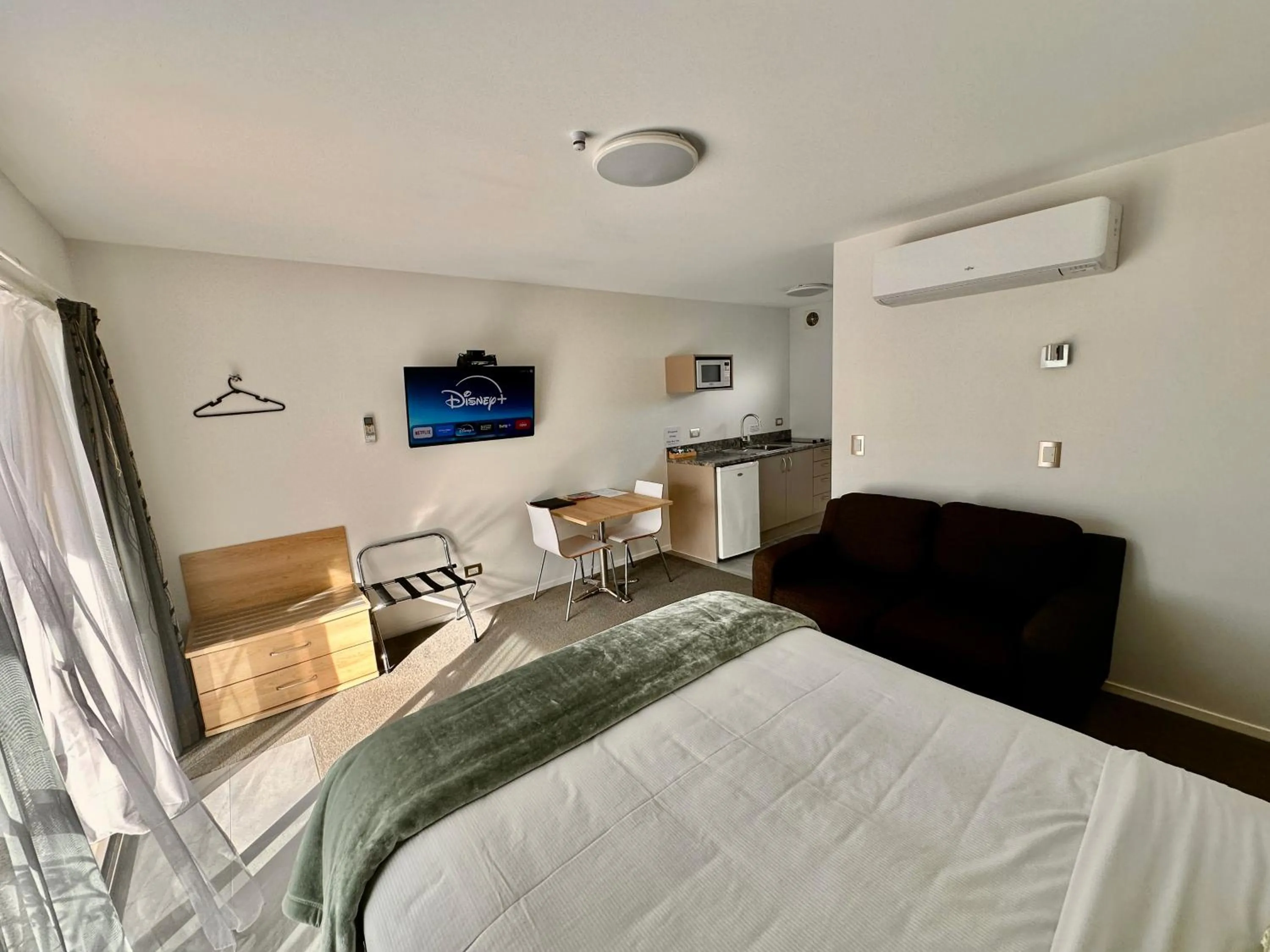 Bedroom, Bed in The Olive Motel