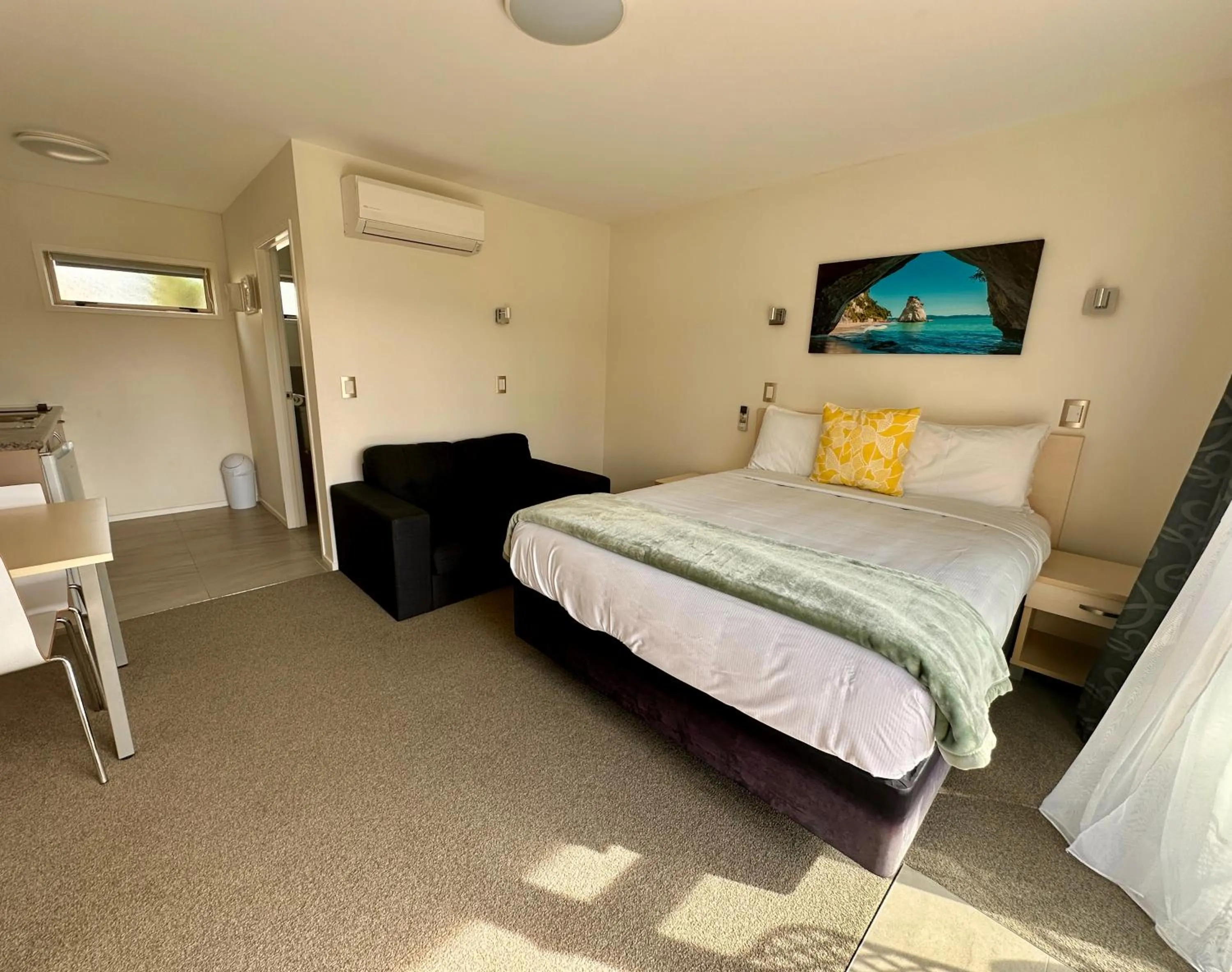 Bedroom, Bed in The Olive Motel