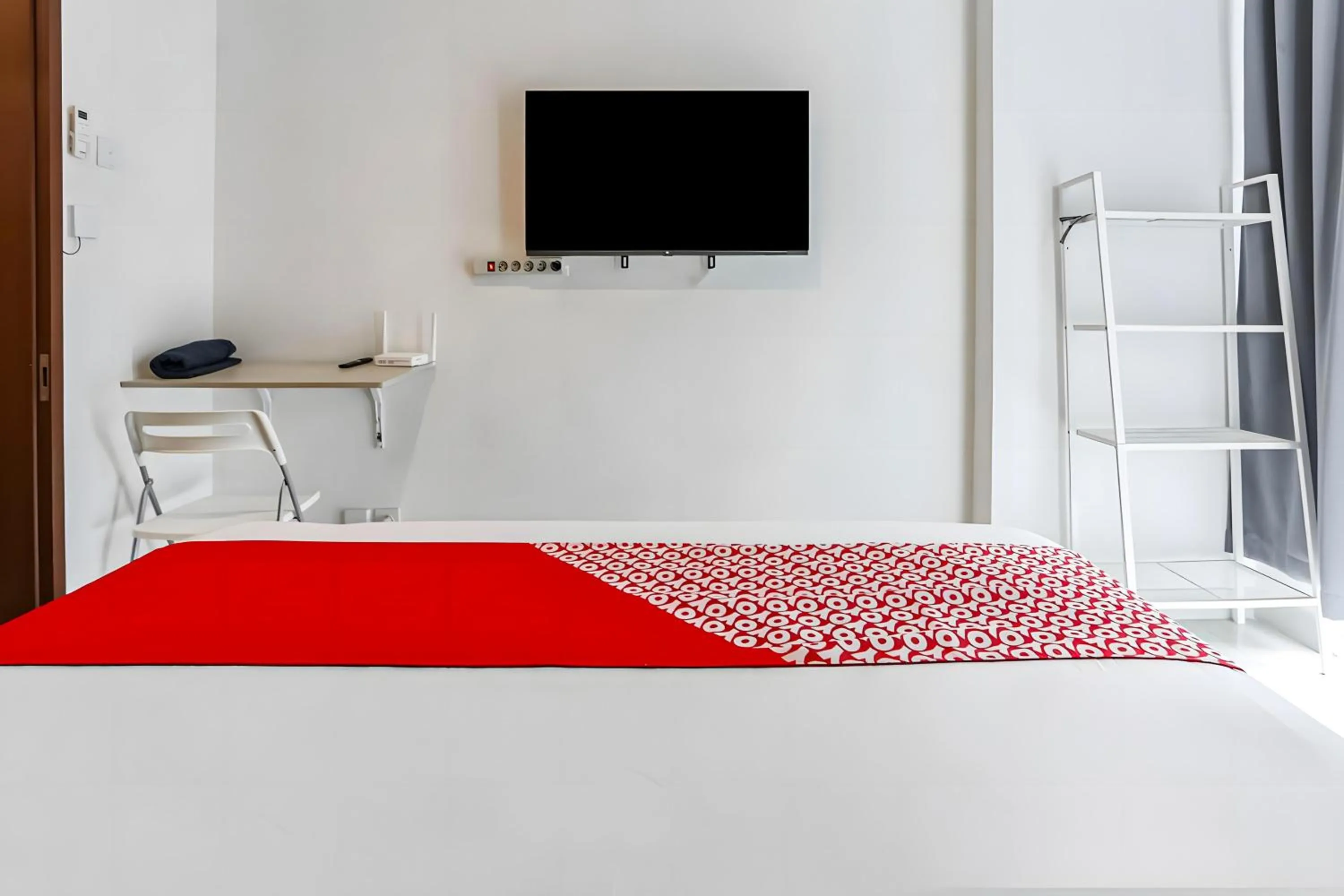 Bedroom in Collection O Fortune 88 Kamala Lagoon Reception at Indomaret and White Forest