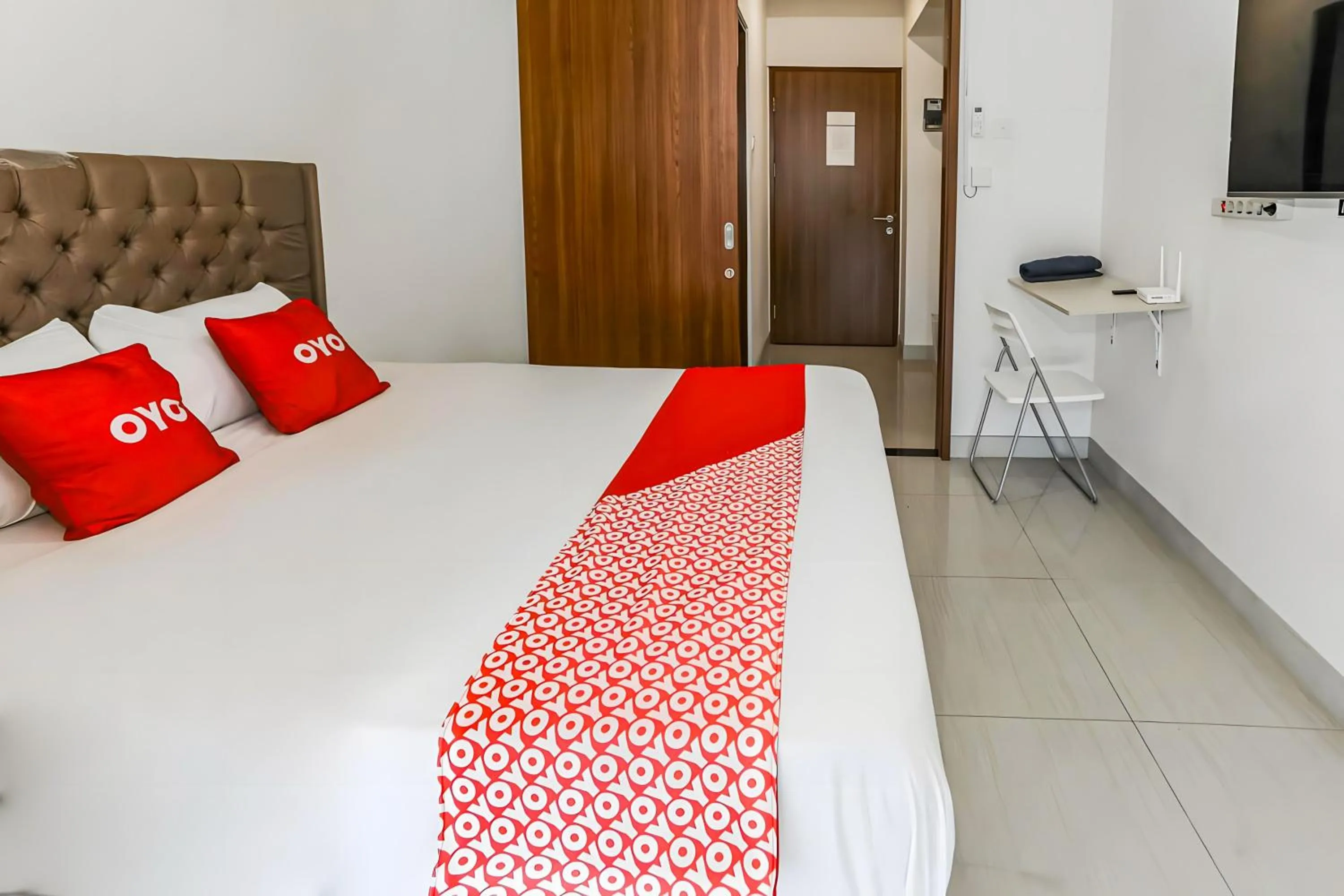 Bedroom in Collection O Fortune 88 Kamala Lagoon Reception at Indomaret and White Forest