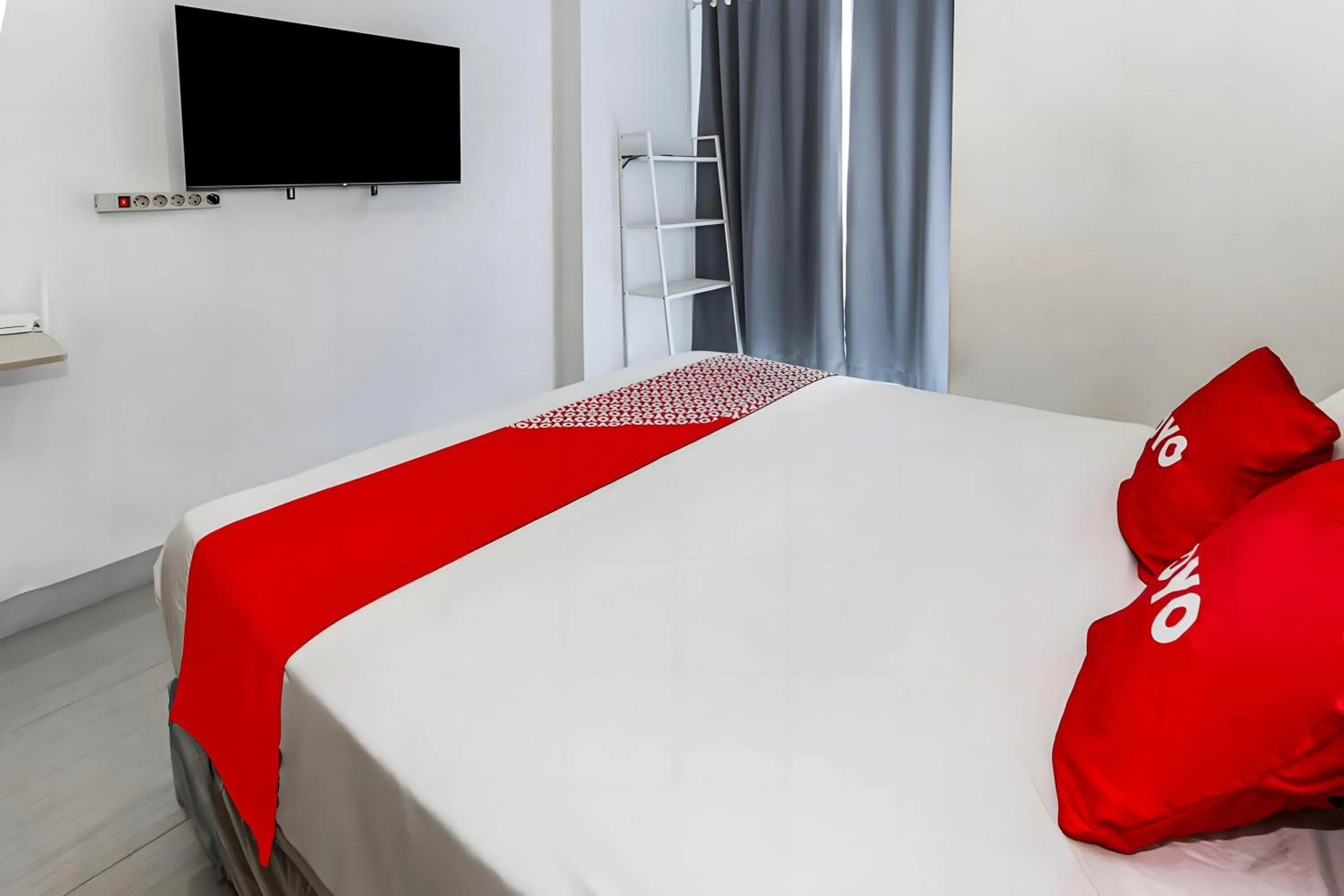 Bedroom in Collection O Fortune 88 Kamala Lagoon Reception at Indomaret and White Forest