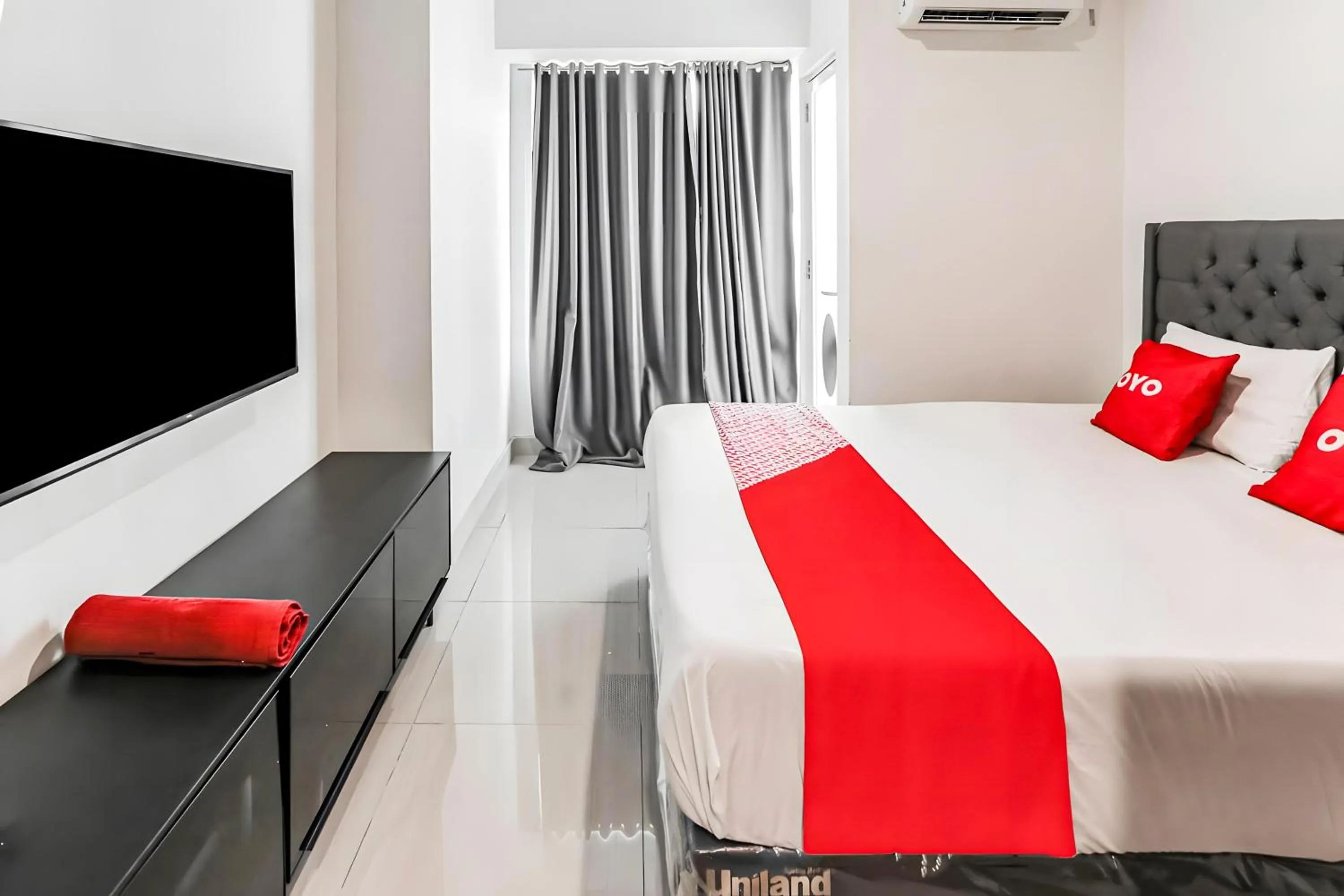 Bedroom in Collection O Fortune 88 Kamala Lagoon Reception at Indomaret and White Forest