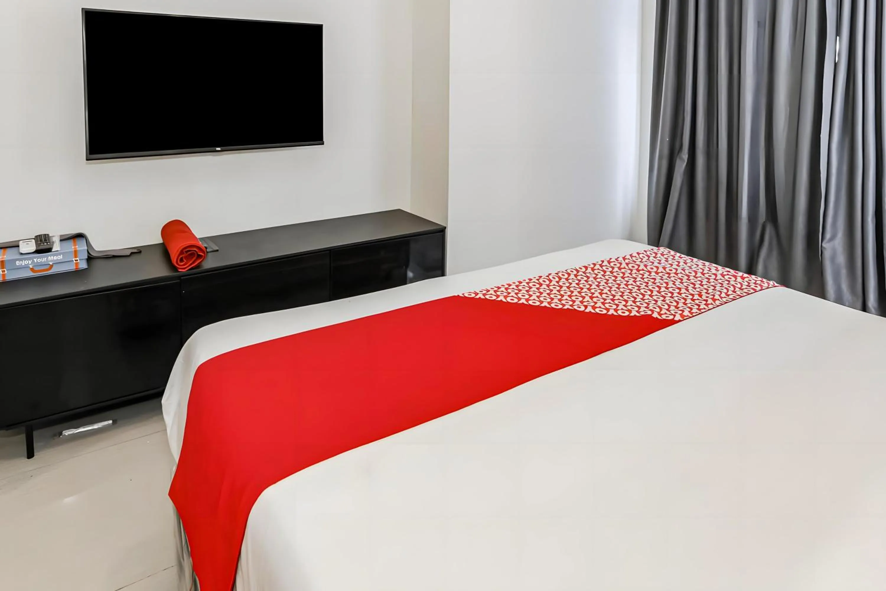 Bedroom in Collection O Fortune 88 Kamala Lagoon Reception at Indomaret and White Forest