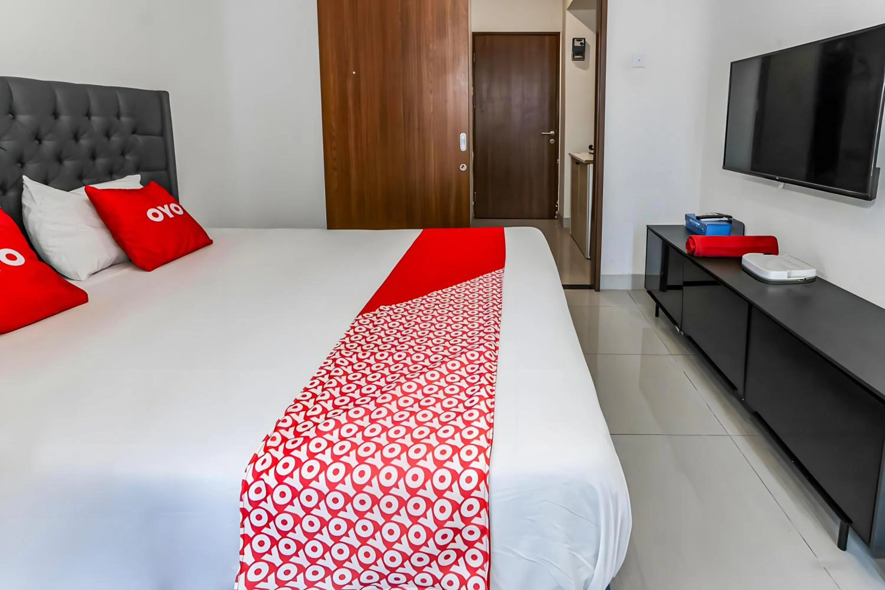 Bedroom in Collection O Fortune 88 Kamala Lagoon Reception at Indomaret and White Forest