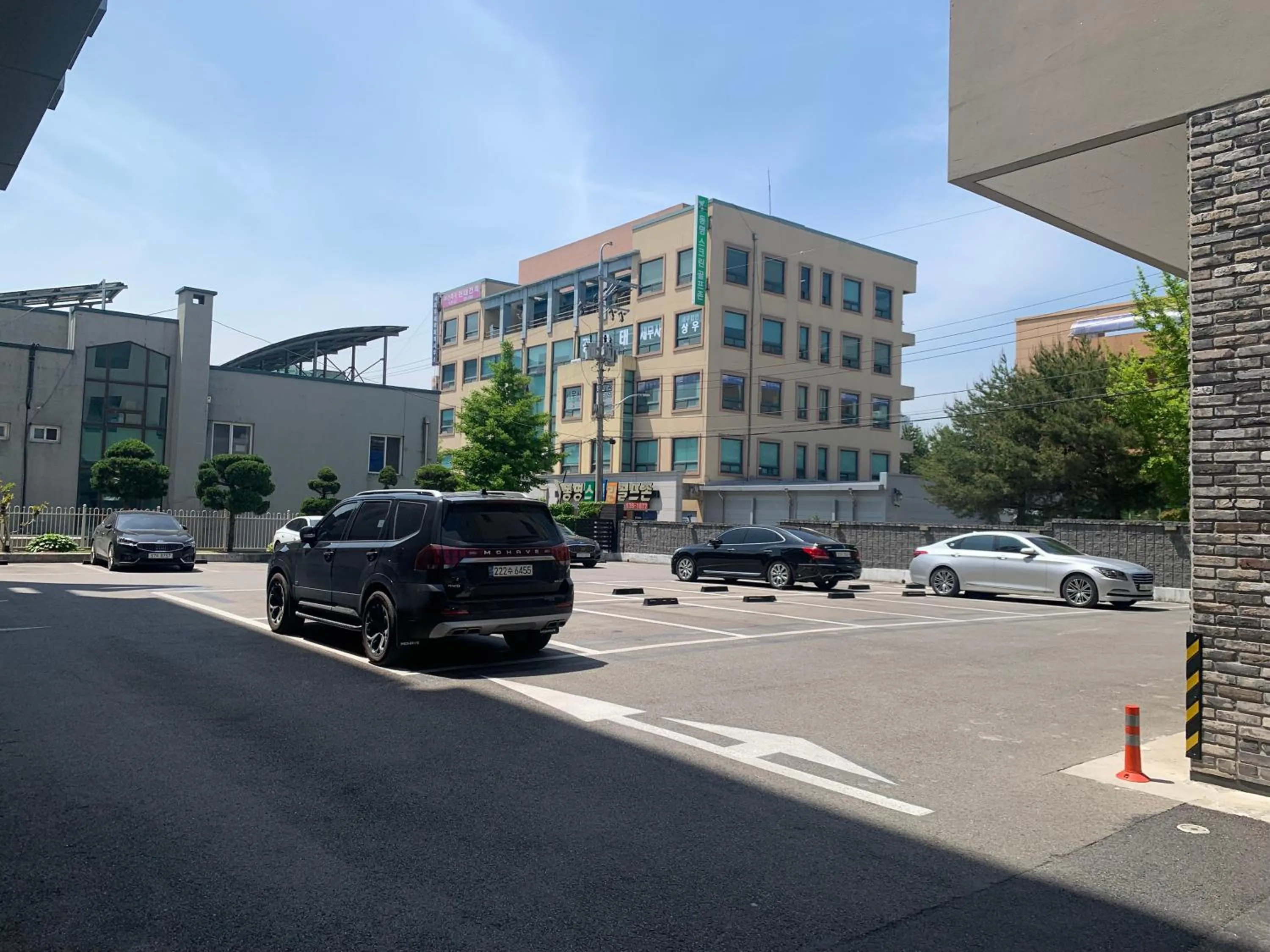 Parking in I-check Hyunjin Hotel