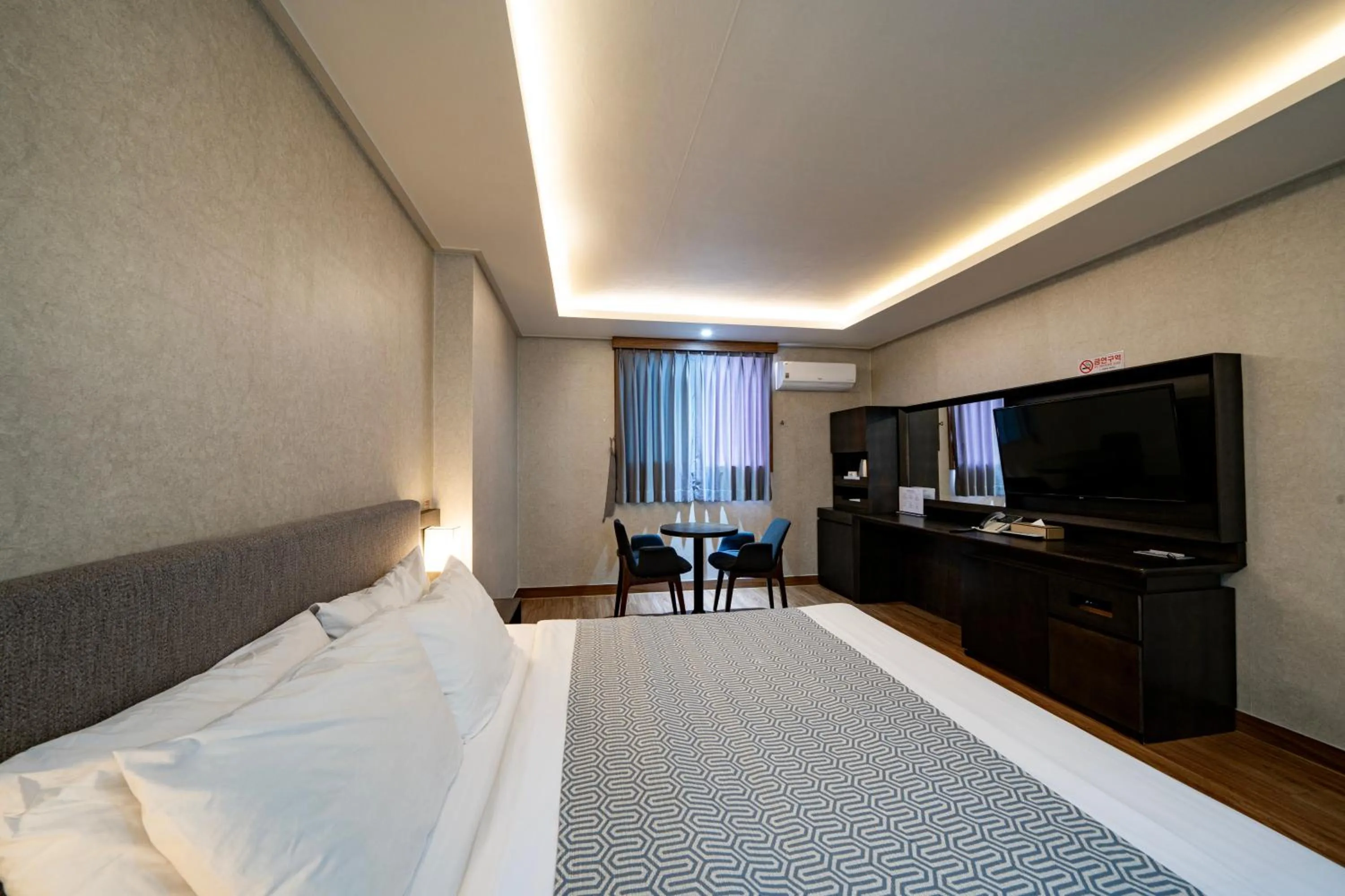 TV and multimedia, Bed in I-check Hyunjin Hotel