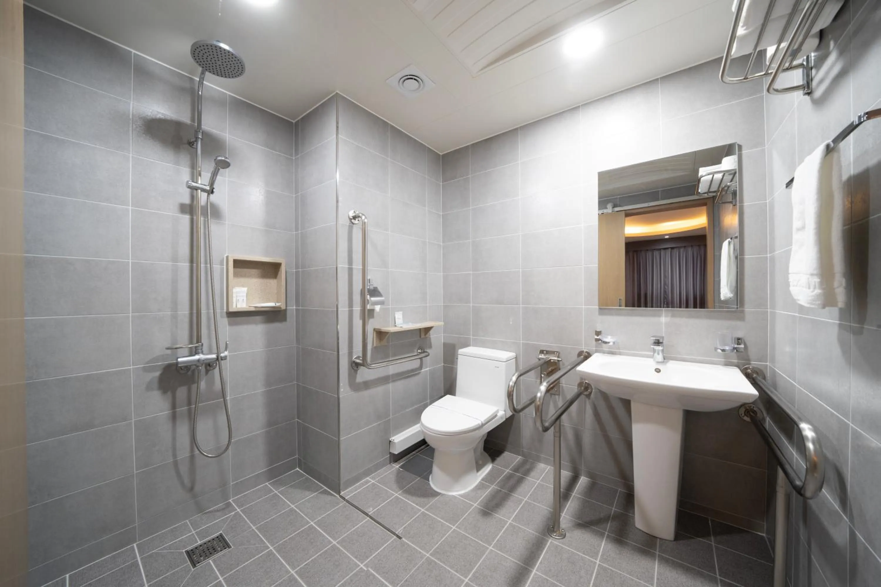 Shower in I-check Hyunjin Hotel