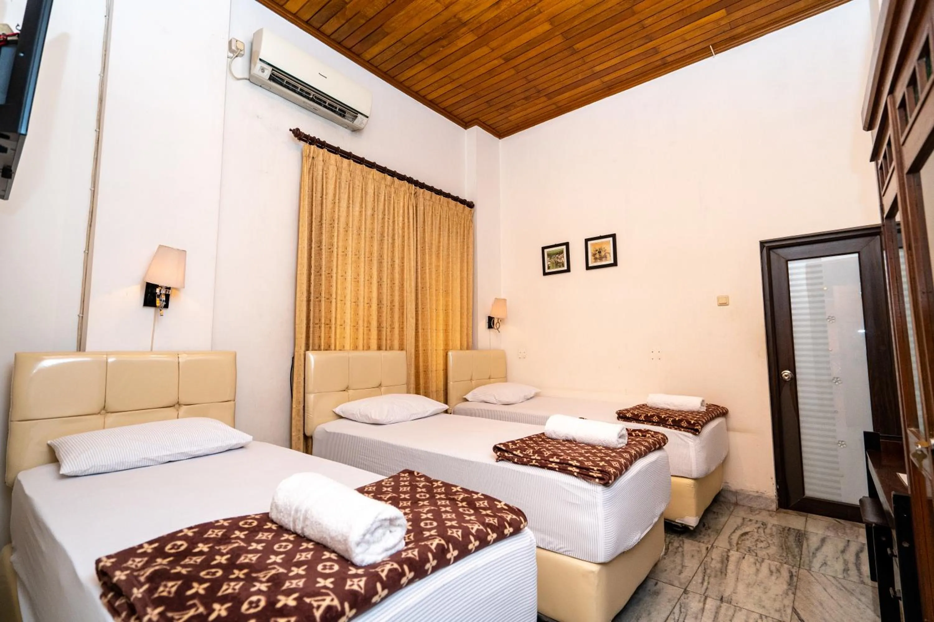 Shower, Bed in D Ajenk Boutique Guesthouse