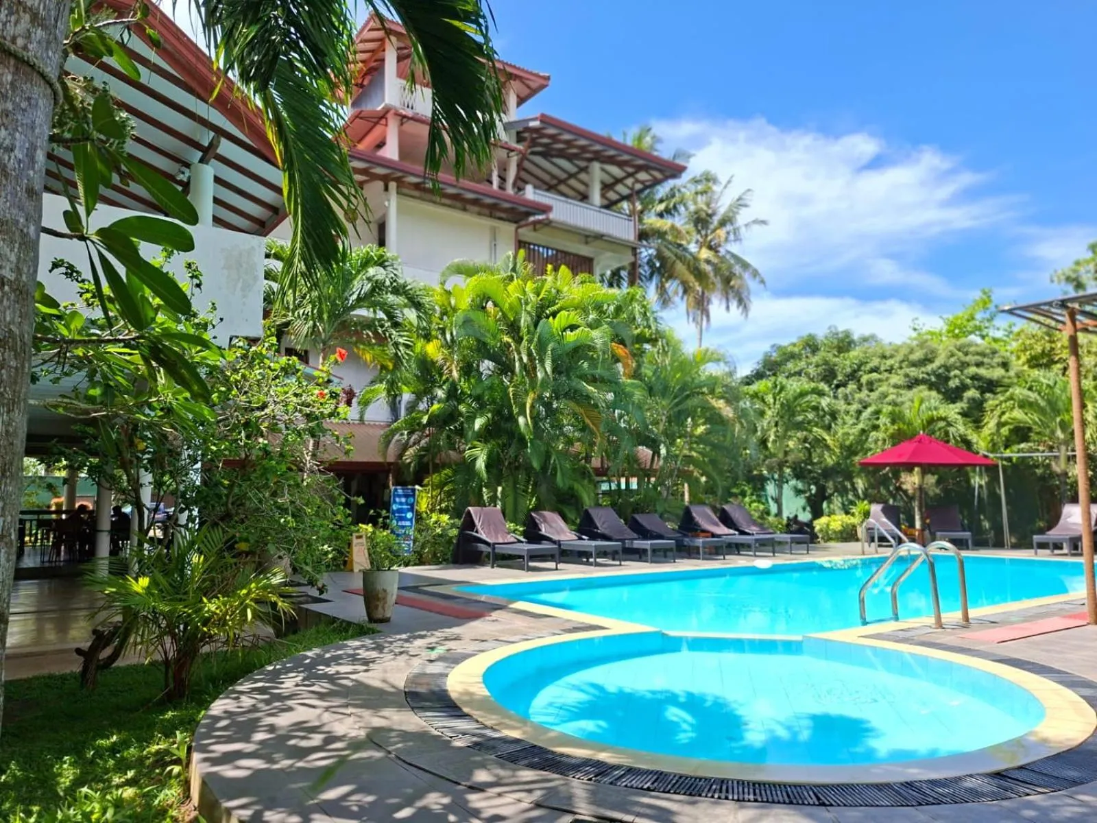 Swimming pool in Weligama Ocean Breeze