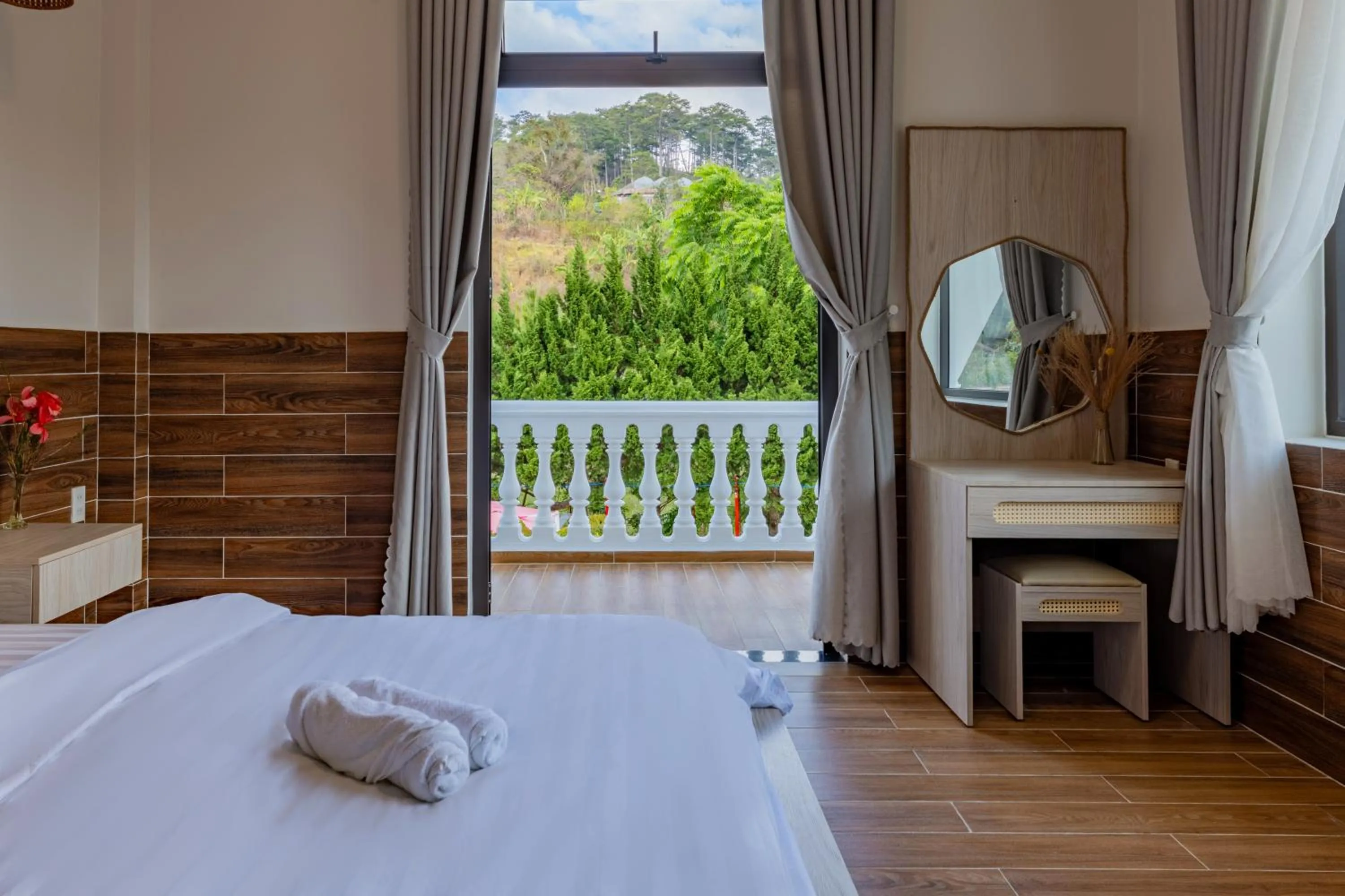 View (from property/room), Bed in White Villa Đà Lạt