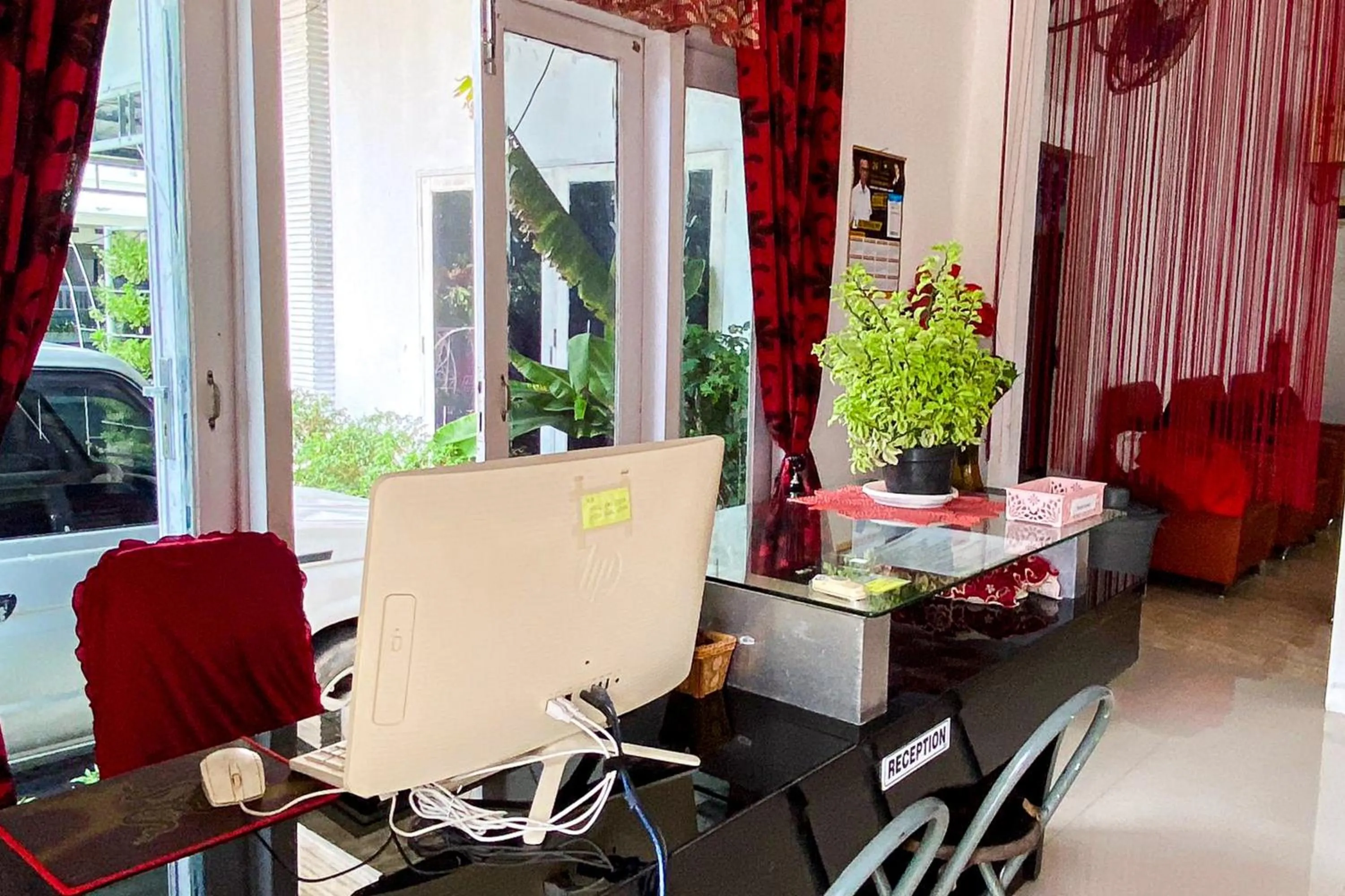 Lobby or reception in RedDoorz Syariah Near Balai Meuseuraya Aceh