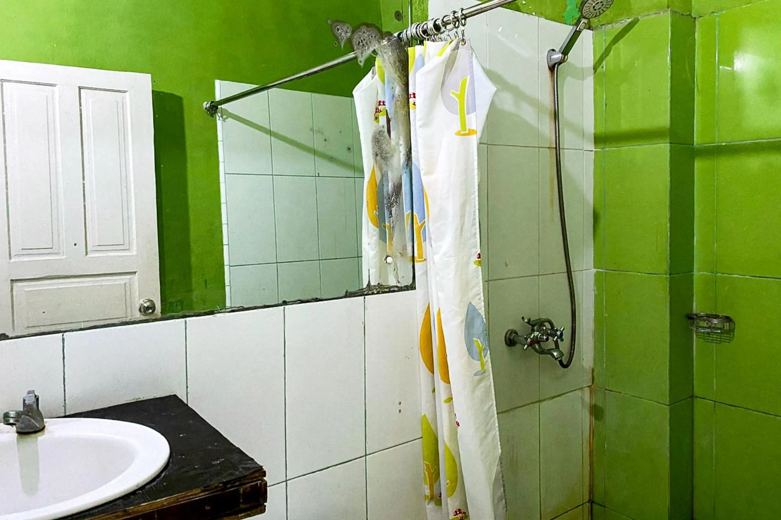 Bathroom in RedDoorz Syariah Near Balai Meuseuraya Aceh