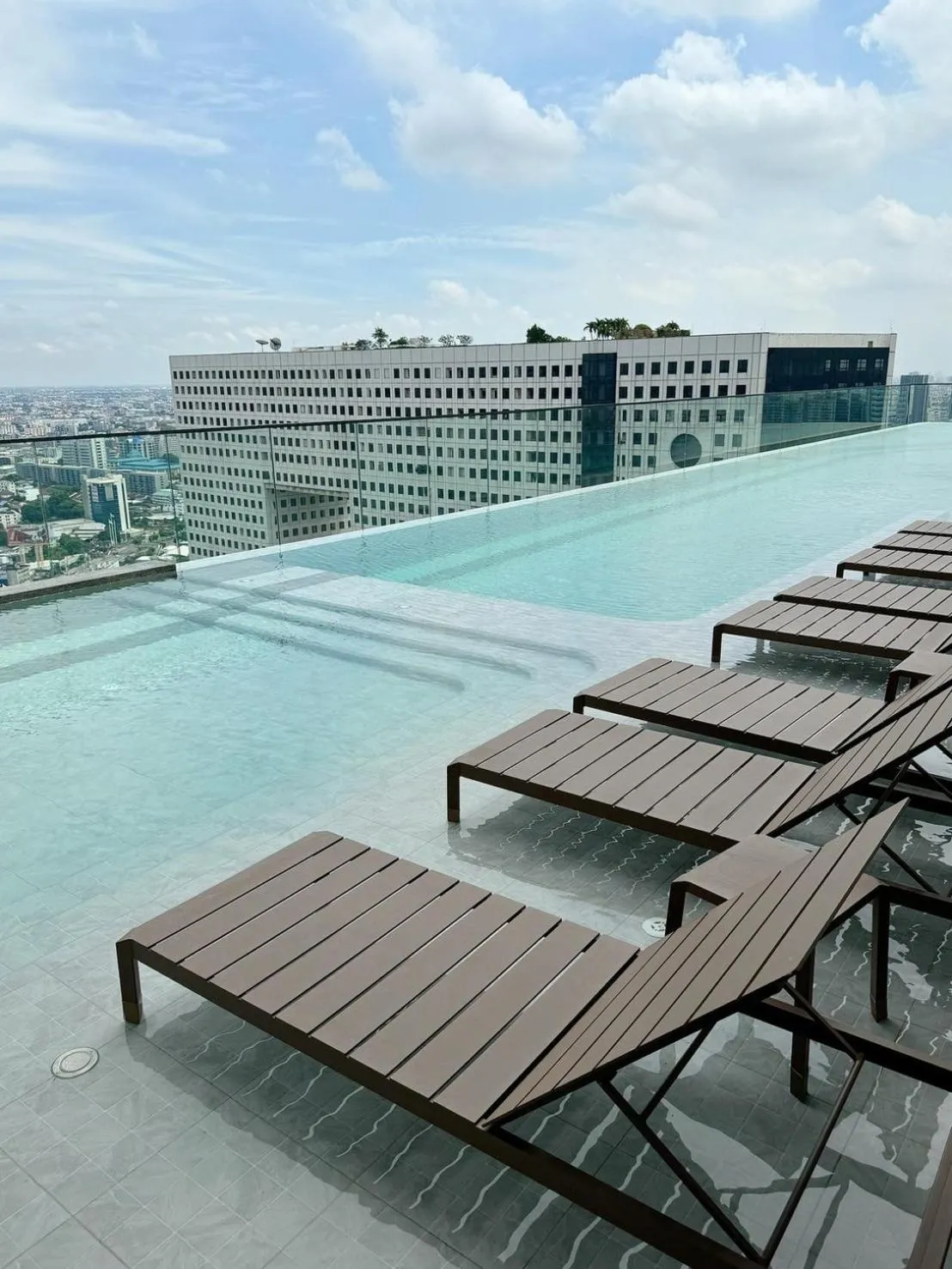 Swimming pool in The Quarter Ratchayothin by UHG