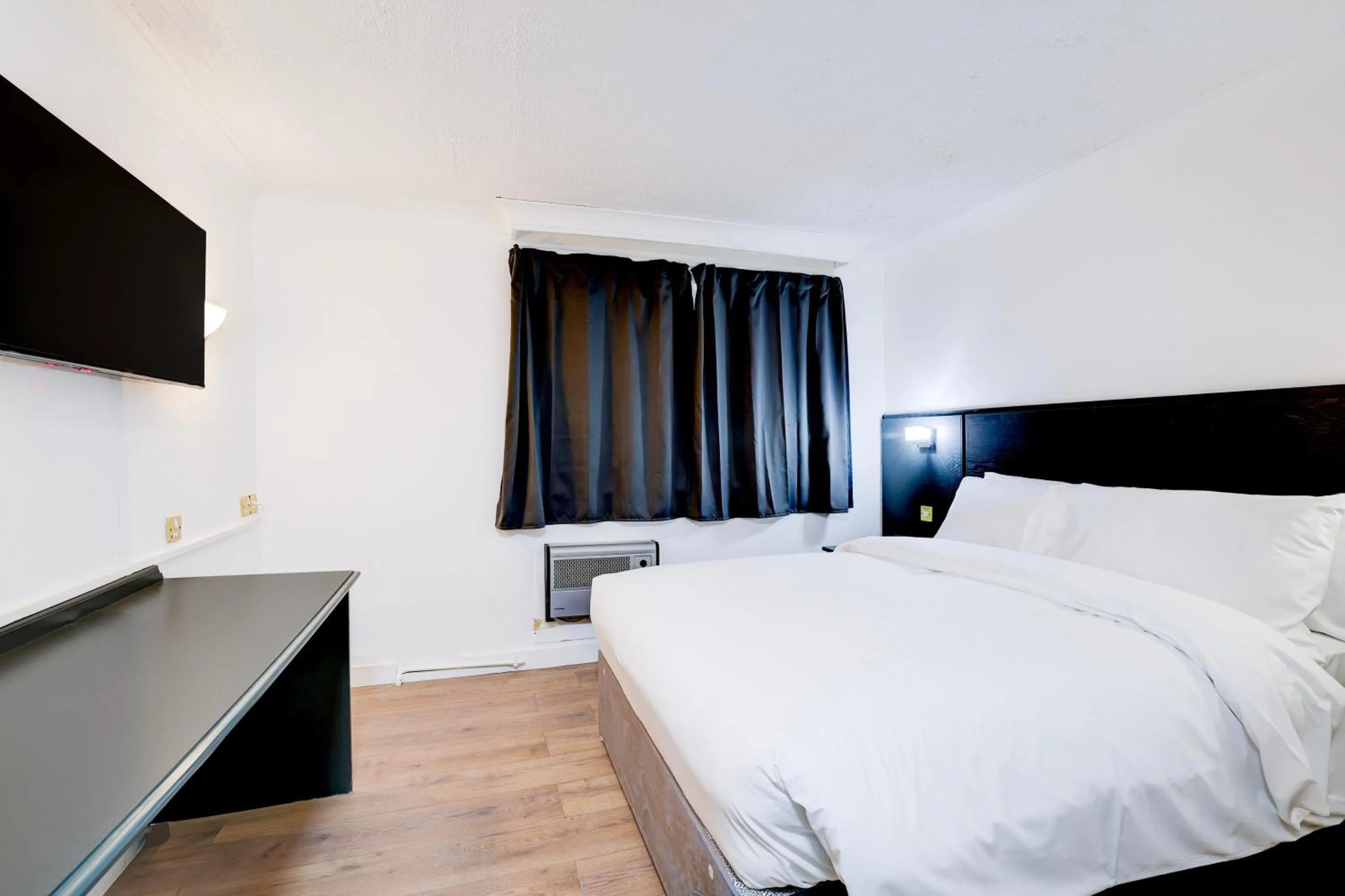 Bedroom, Bed in The Rivenhall Hotel in Witham, Chelmsford