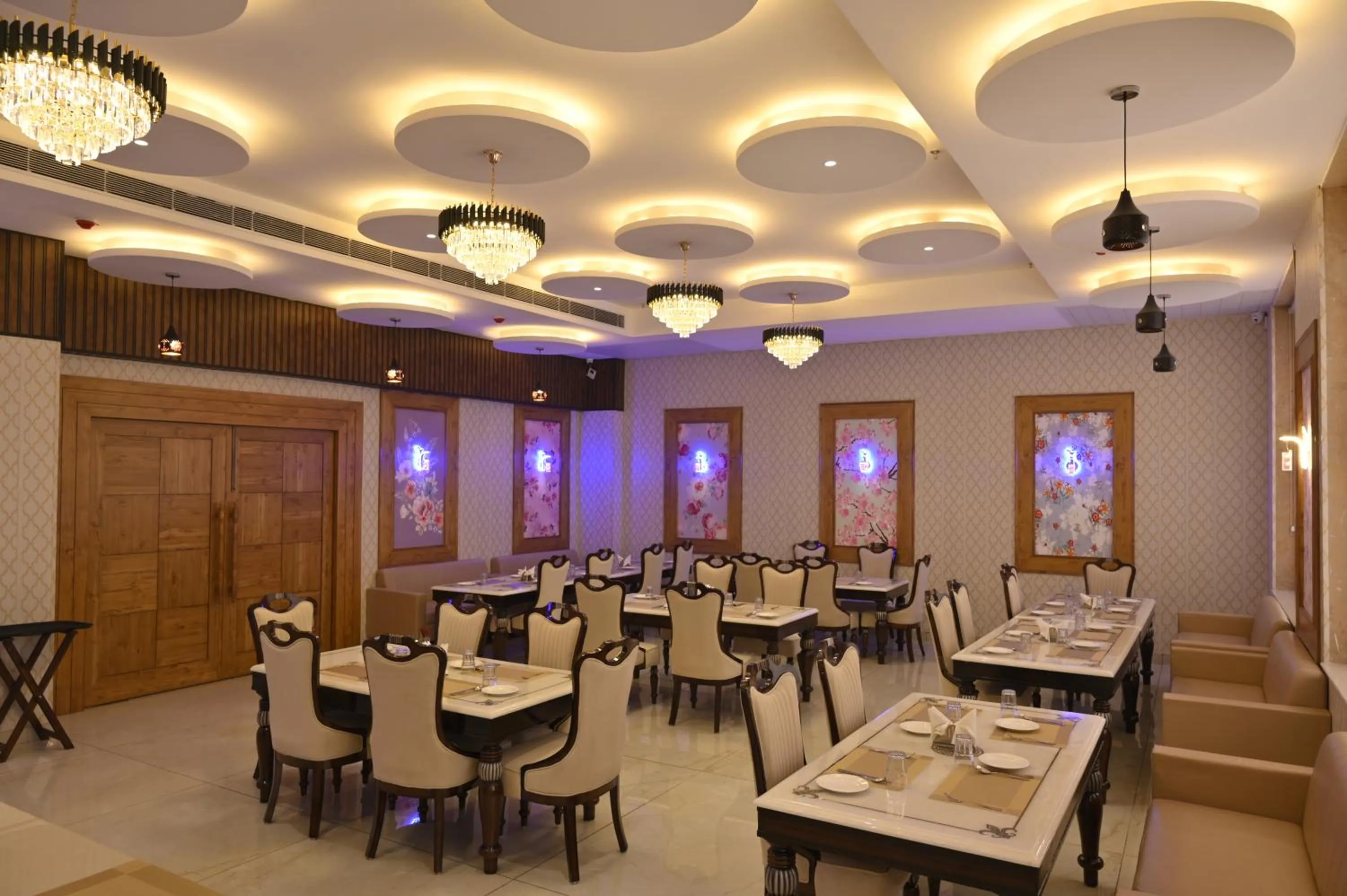 Restaurant/places to eat in The Velvista Hotel