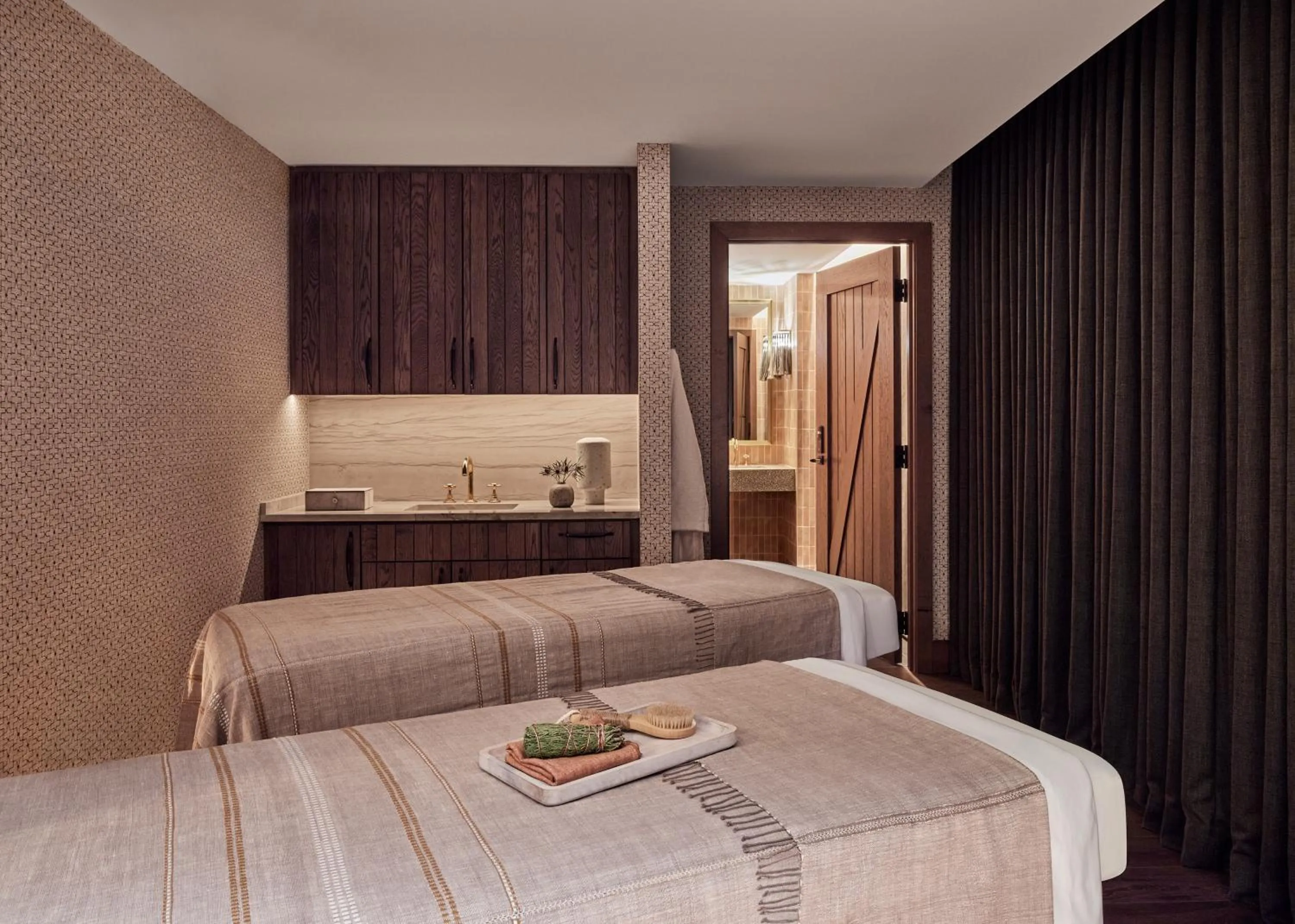 Spring, Bed in Bowie House, Auberge Collection