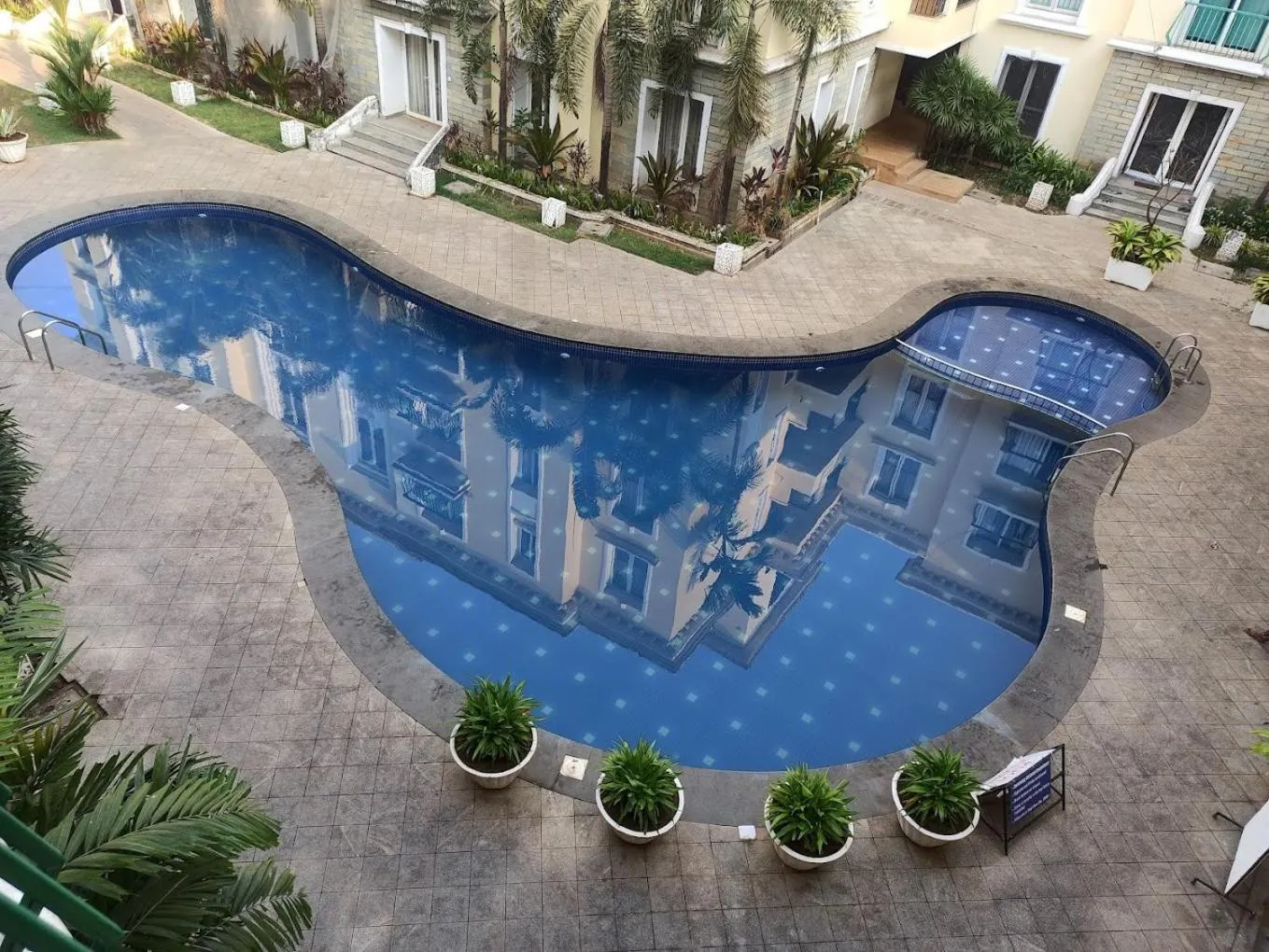 Swimming pool in Asta by Avim