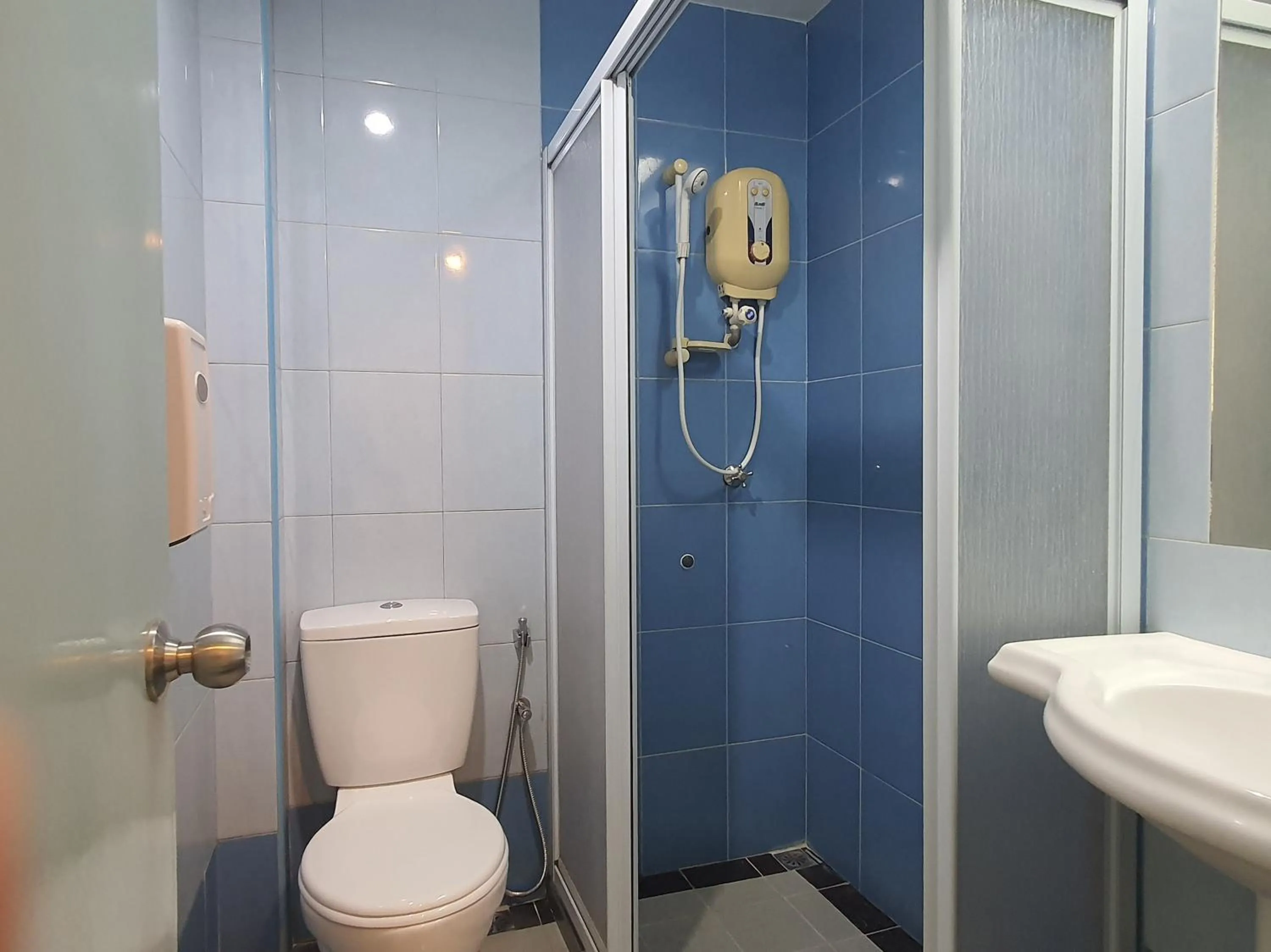 Bathroom in Capital O 90939 Sandakan Central Hotel