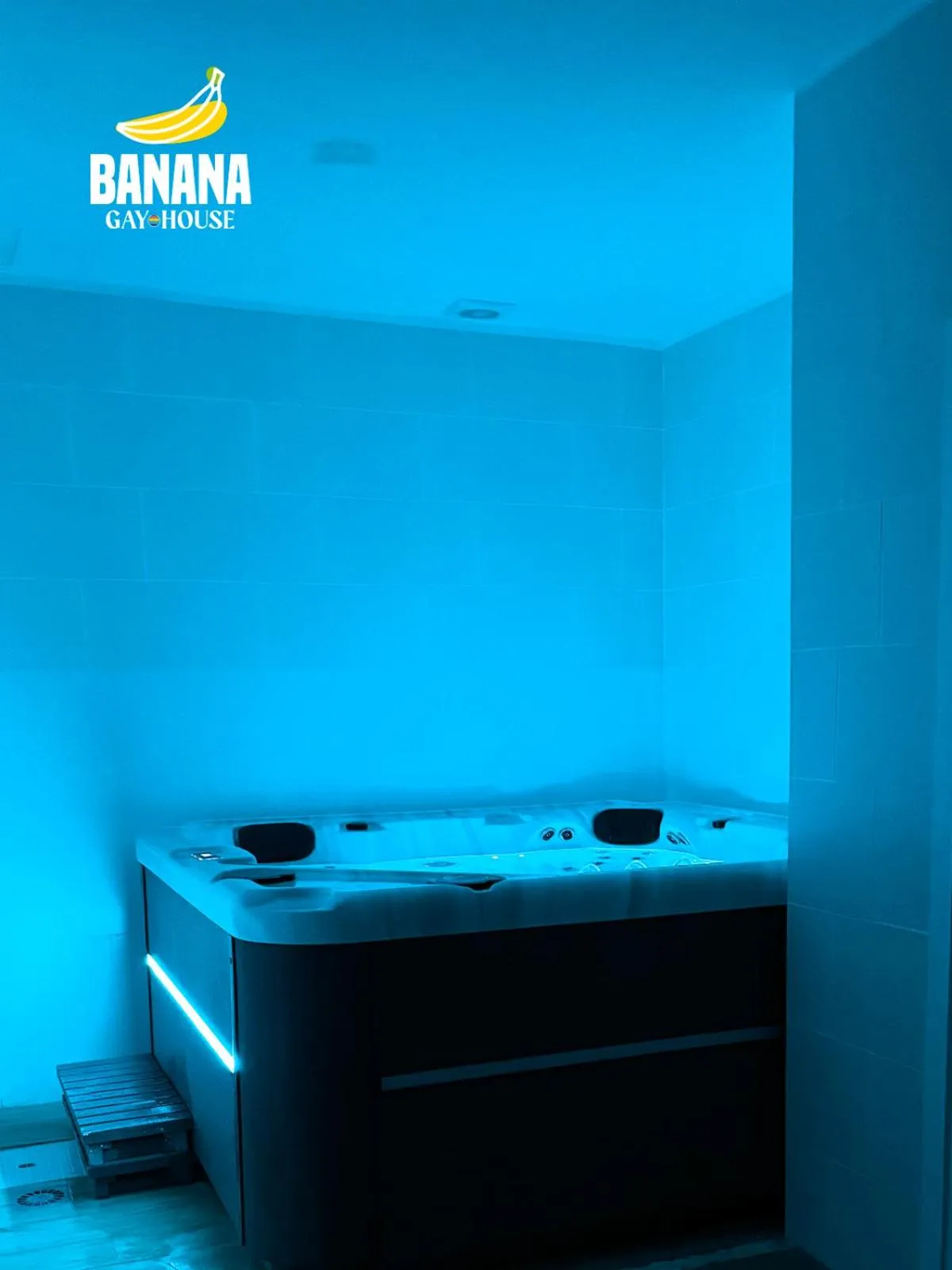 Hot Tub in Banana Gay House - Only Men