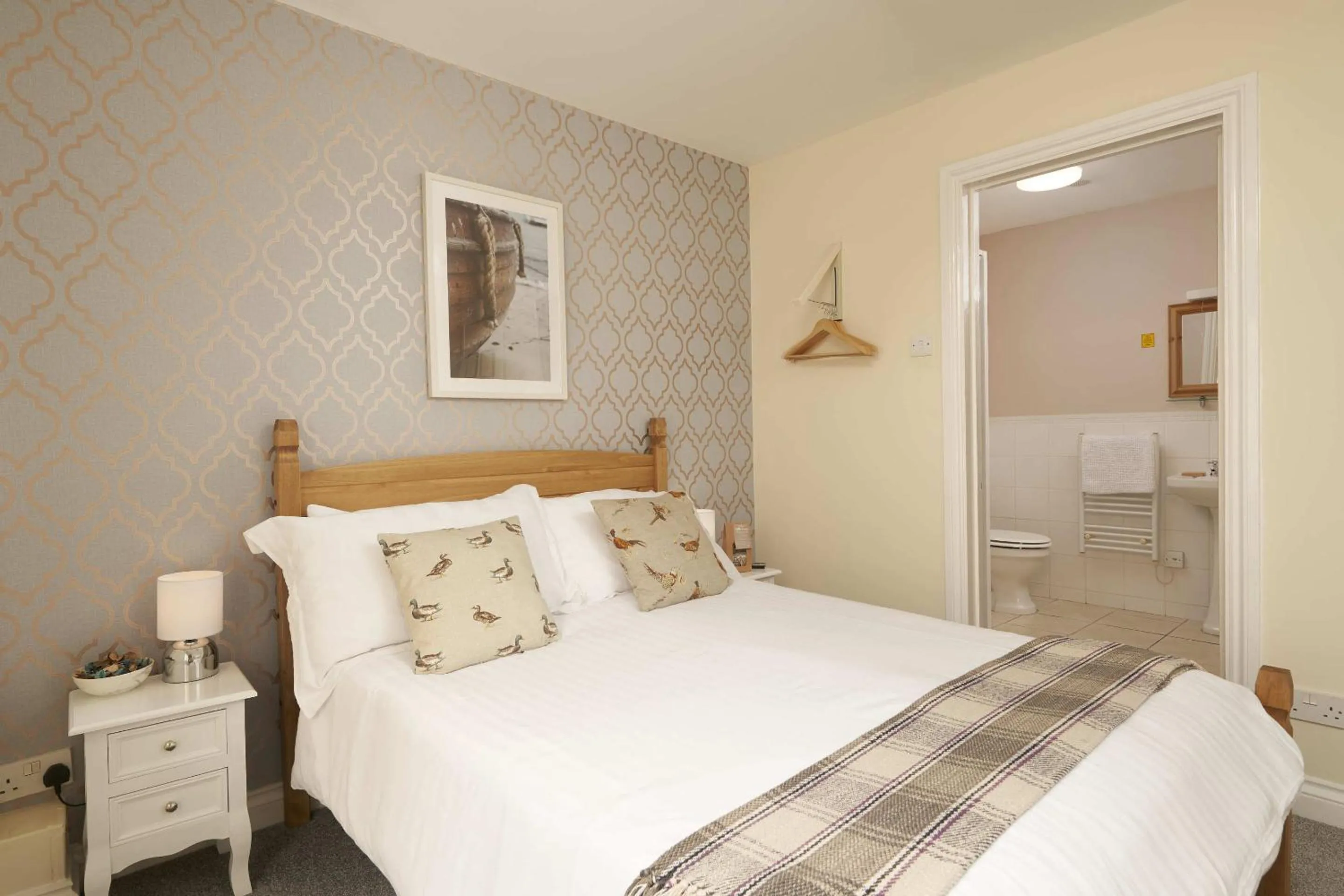 Bathroom, Bed in The White Hart Hotel