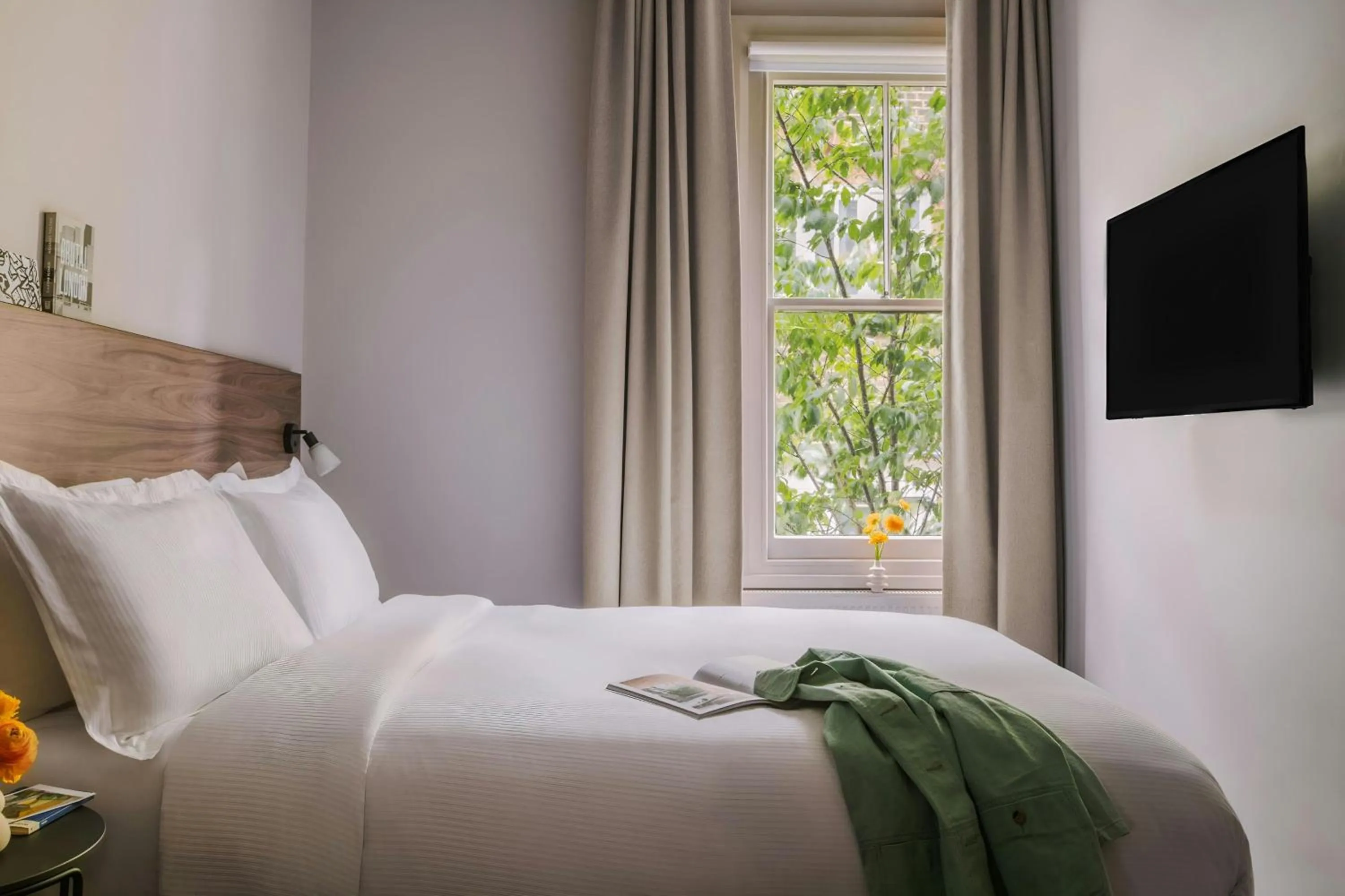 Bedroom, Bed in The Gilbert Hotel Kensington, Sonder Hotel by Marriott Bonvoy