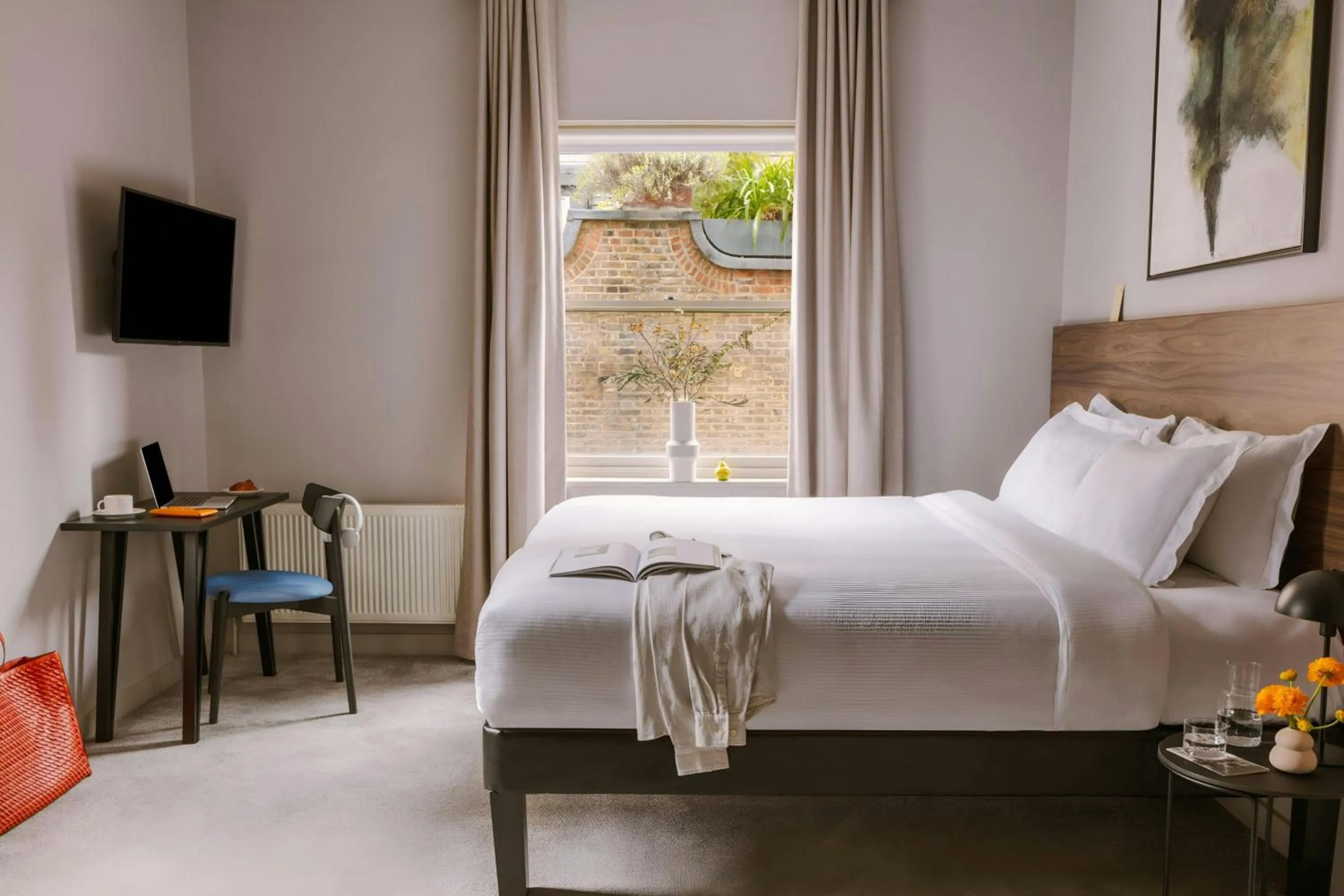 Bedroom, Bed in The Gilbert Hotel Kensington, Sonder Hotel by Marriott Bonvoy