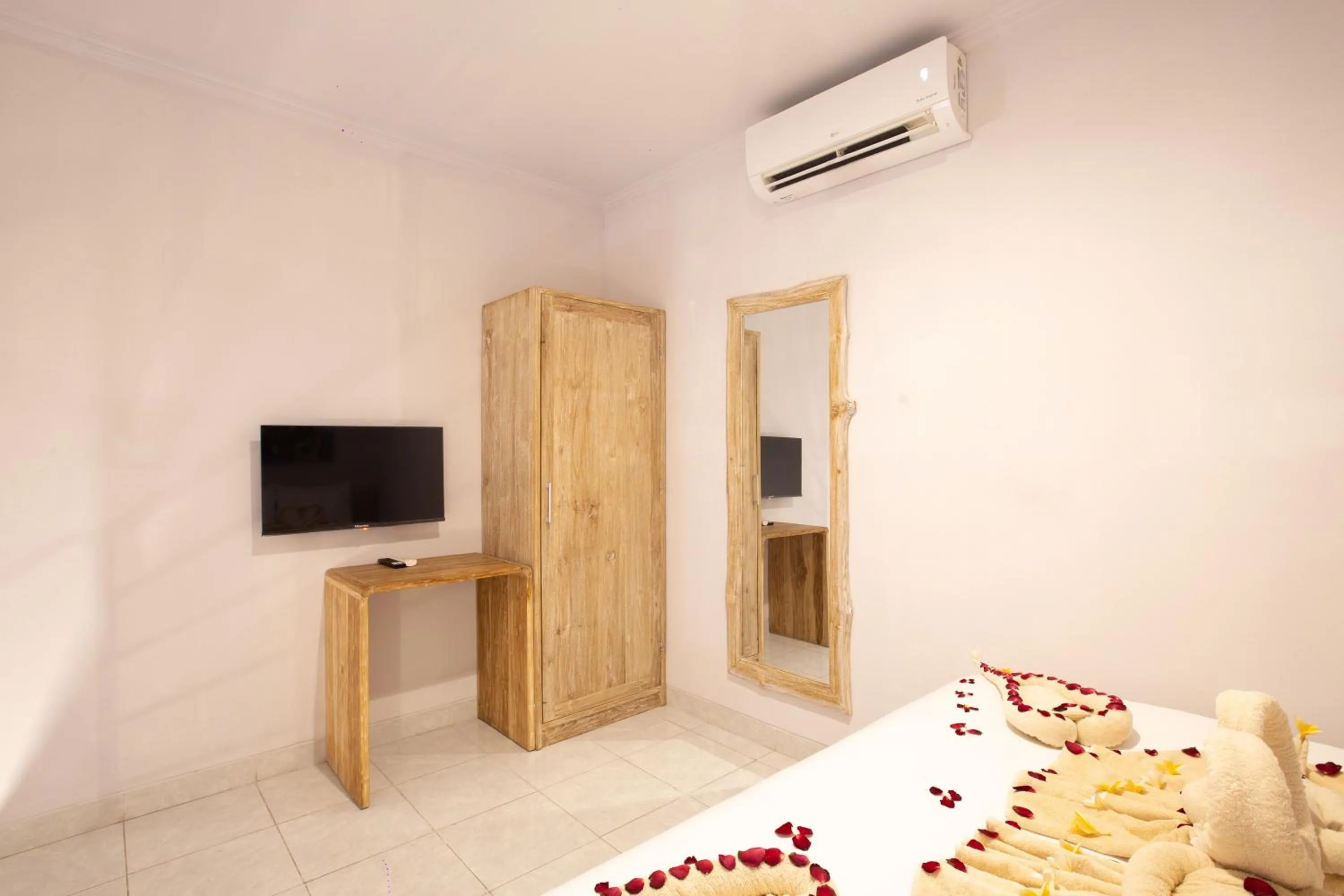 TV and multimedia, Bed in Maisaba Seminyak Loft & Villas