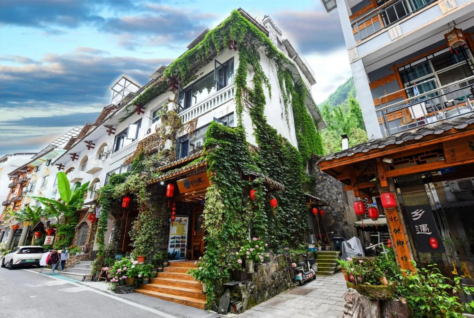 Property building in Destination Youth Hostel-Walk 5 minutes to east entrance of national park,Coffee,Book tickets,Laundry service,Experienced tour guide service