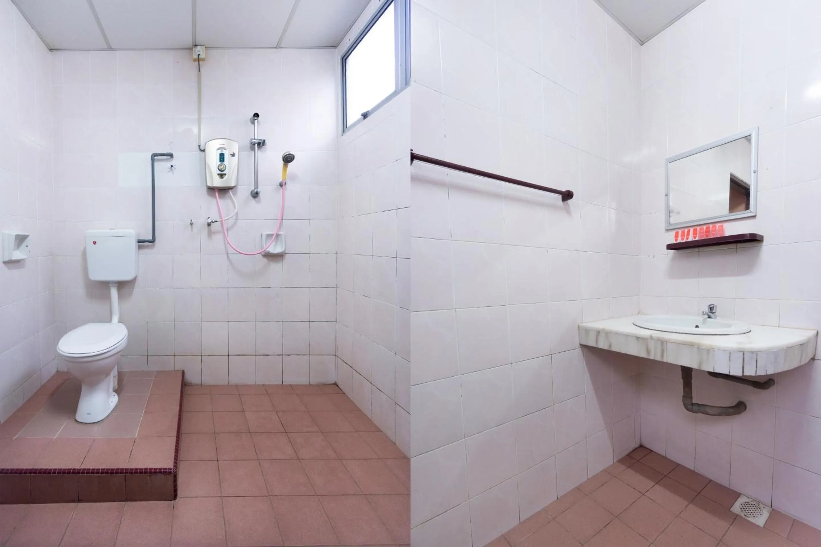 Bathroom in OYO 90929 DJ Hotel