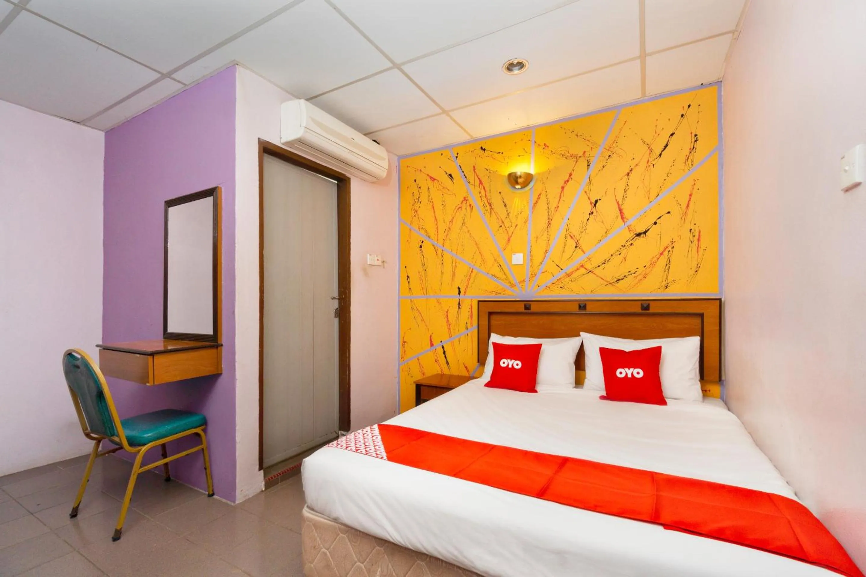 Bedroom in OYO 90929 DJ Hotel