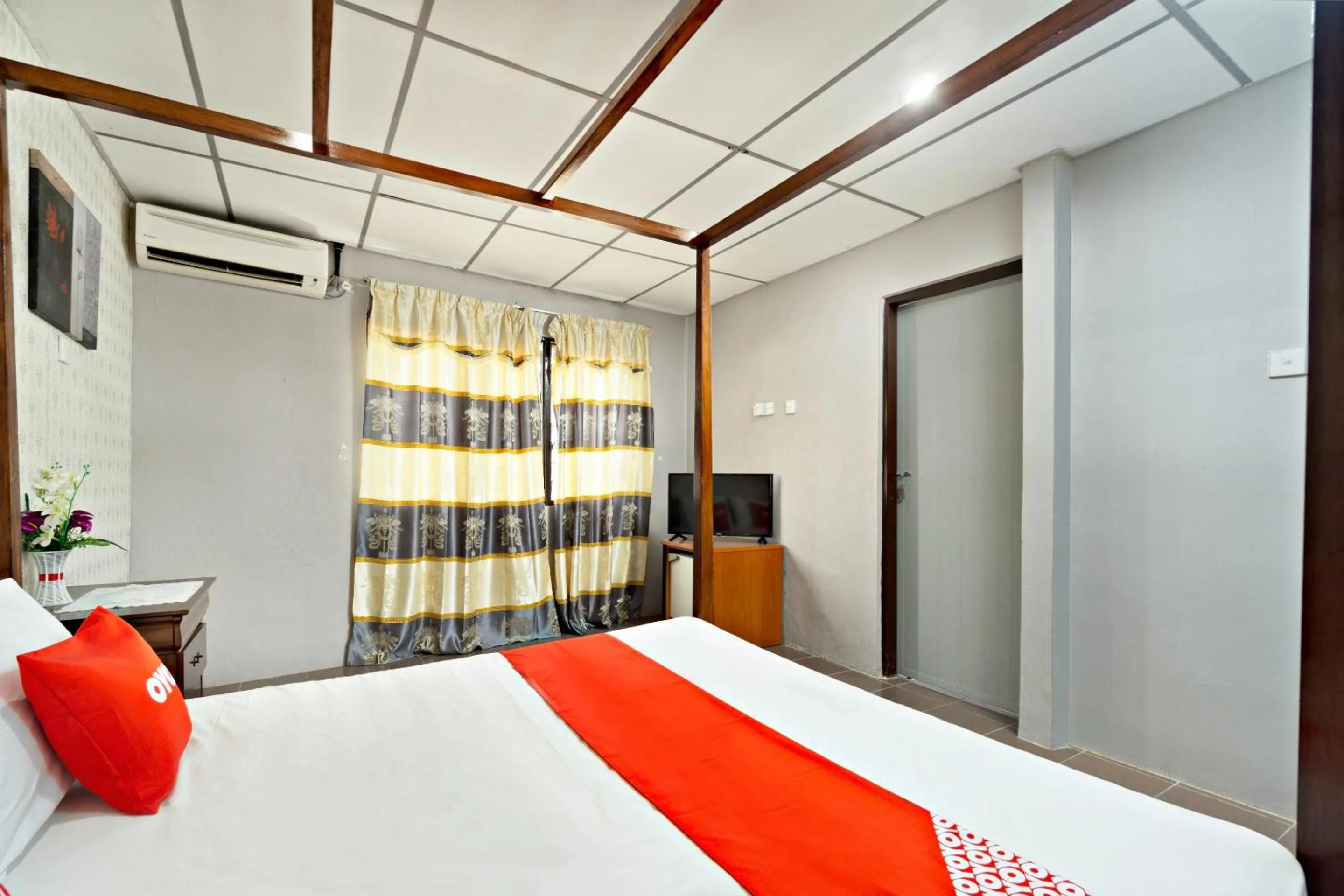 Bedroom in OYO 90929 DJ Hotel