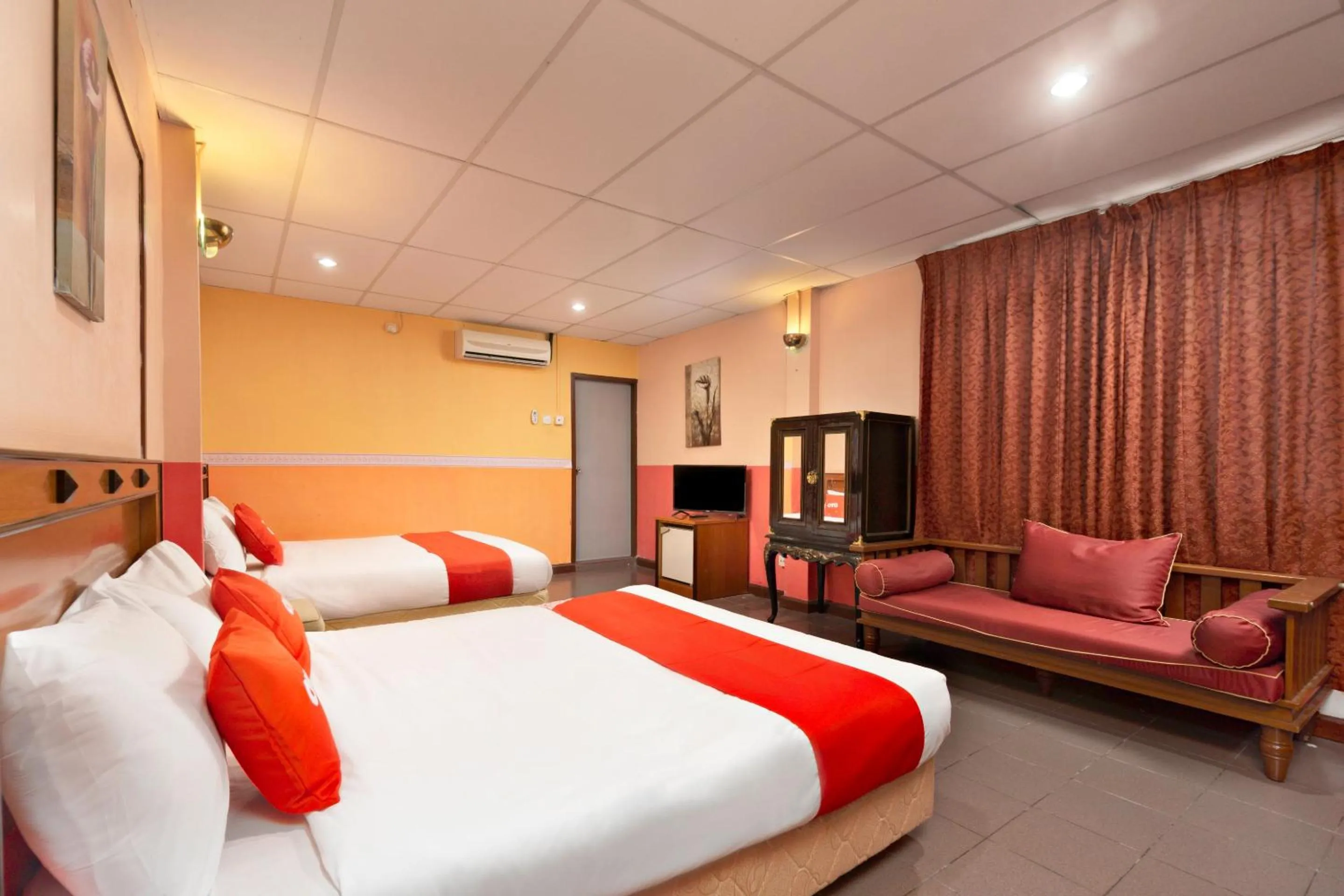 Bedroom in OYO 90929 DJ Hotel