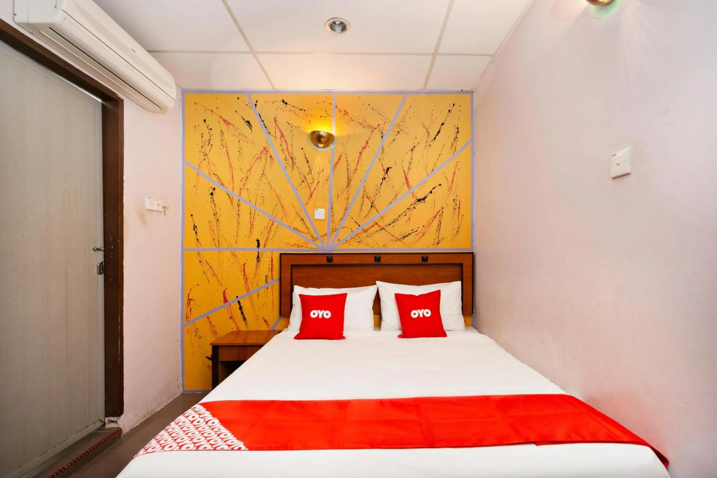 Bedroom in OYO 90929 DJ Hotel