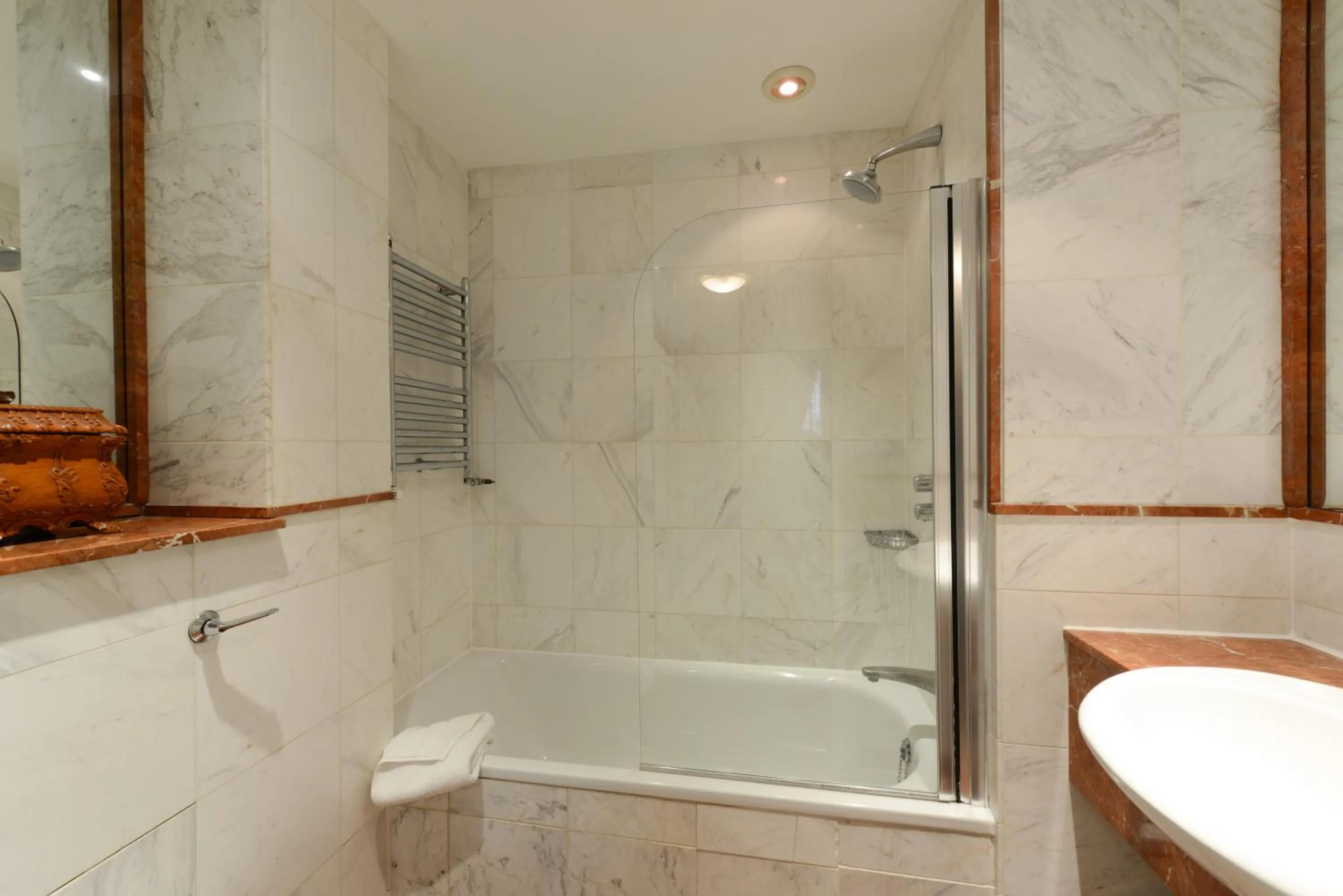 Bathroom in Twenty Nevern Square Hotel