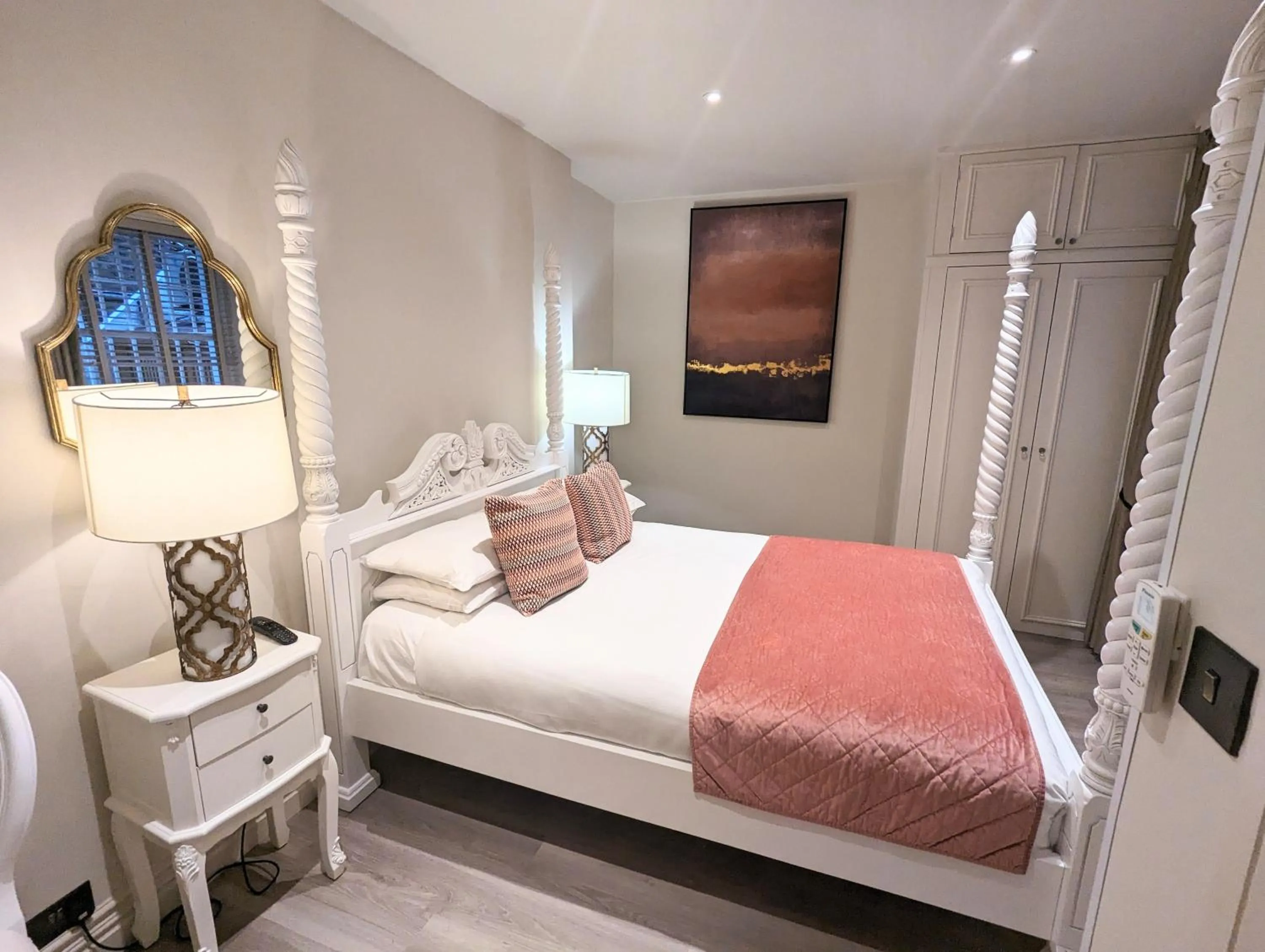 Photo of the whole room, Bed in Twenty Nevern Square Hotel