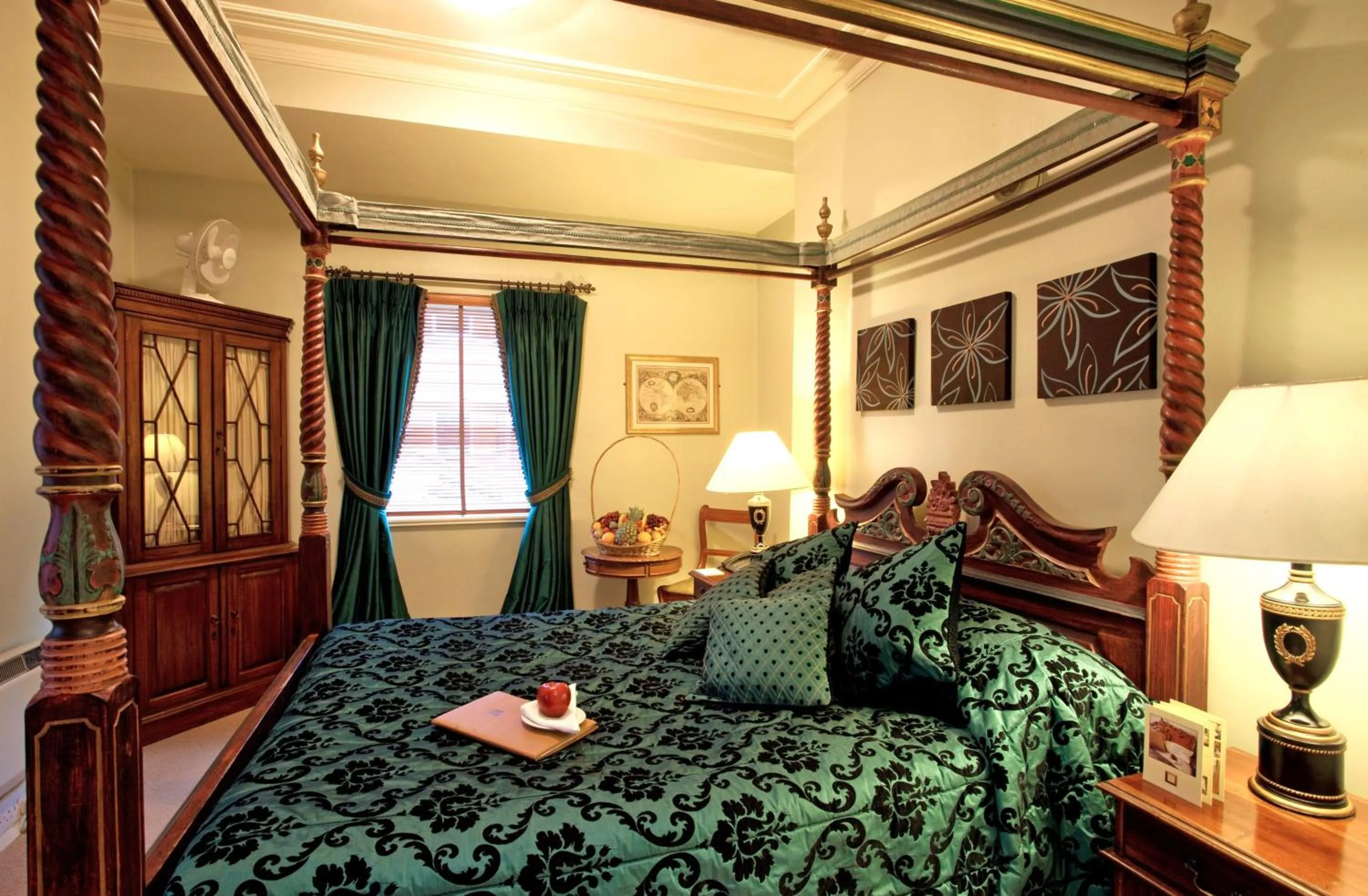 Photo of the whole room, Bed in Twenty Nevern Square Hotel