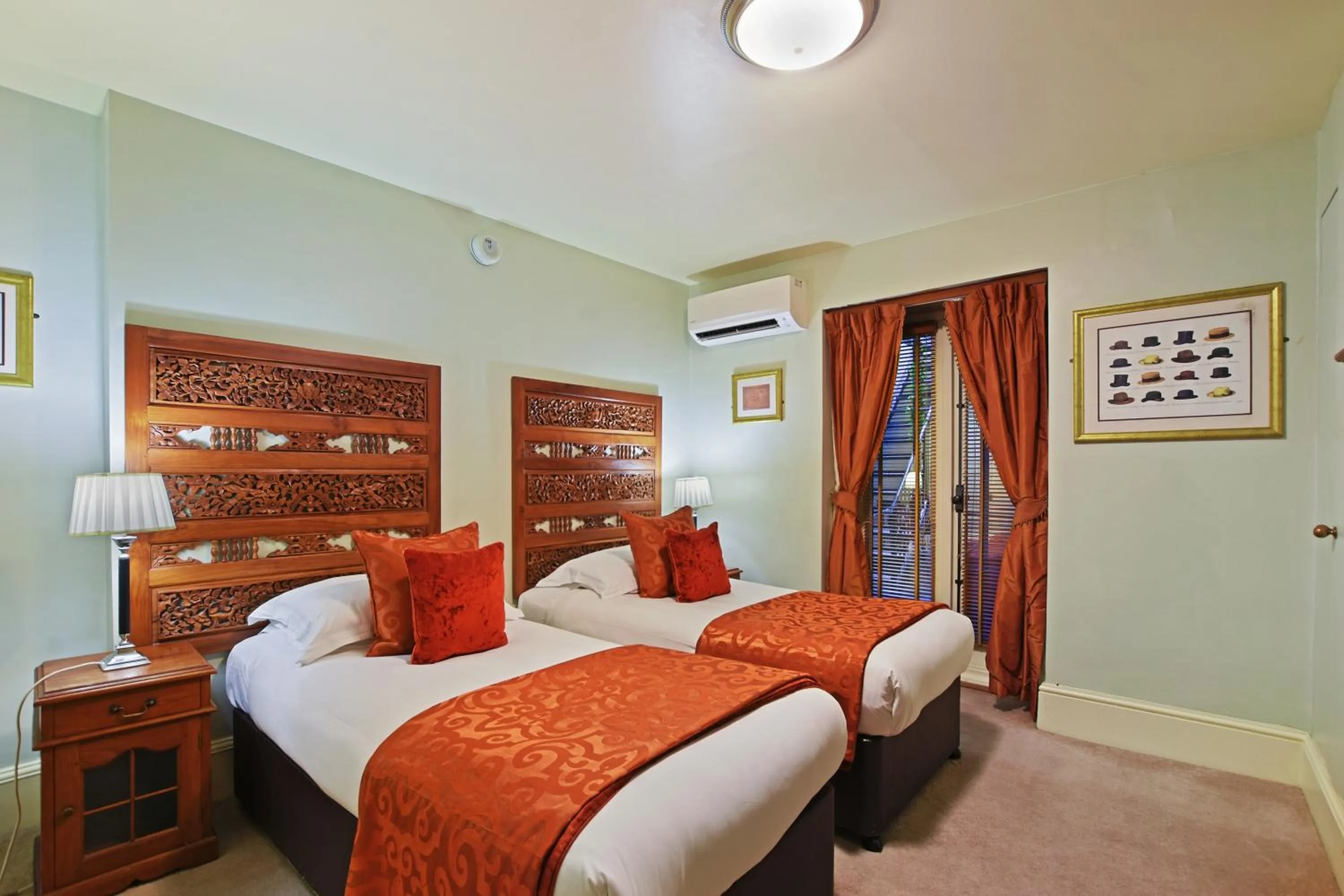 Photo of the whole room, Bed in Twenty Nevern Square Hotel