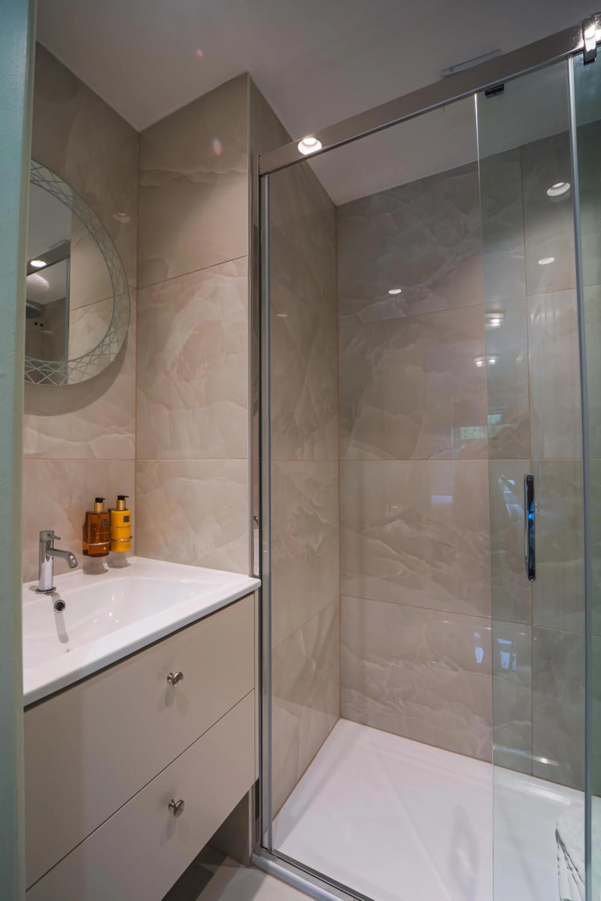 Shower in Twenty Nevern Square Hotel