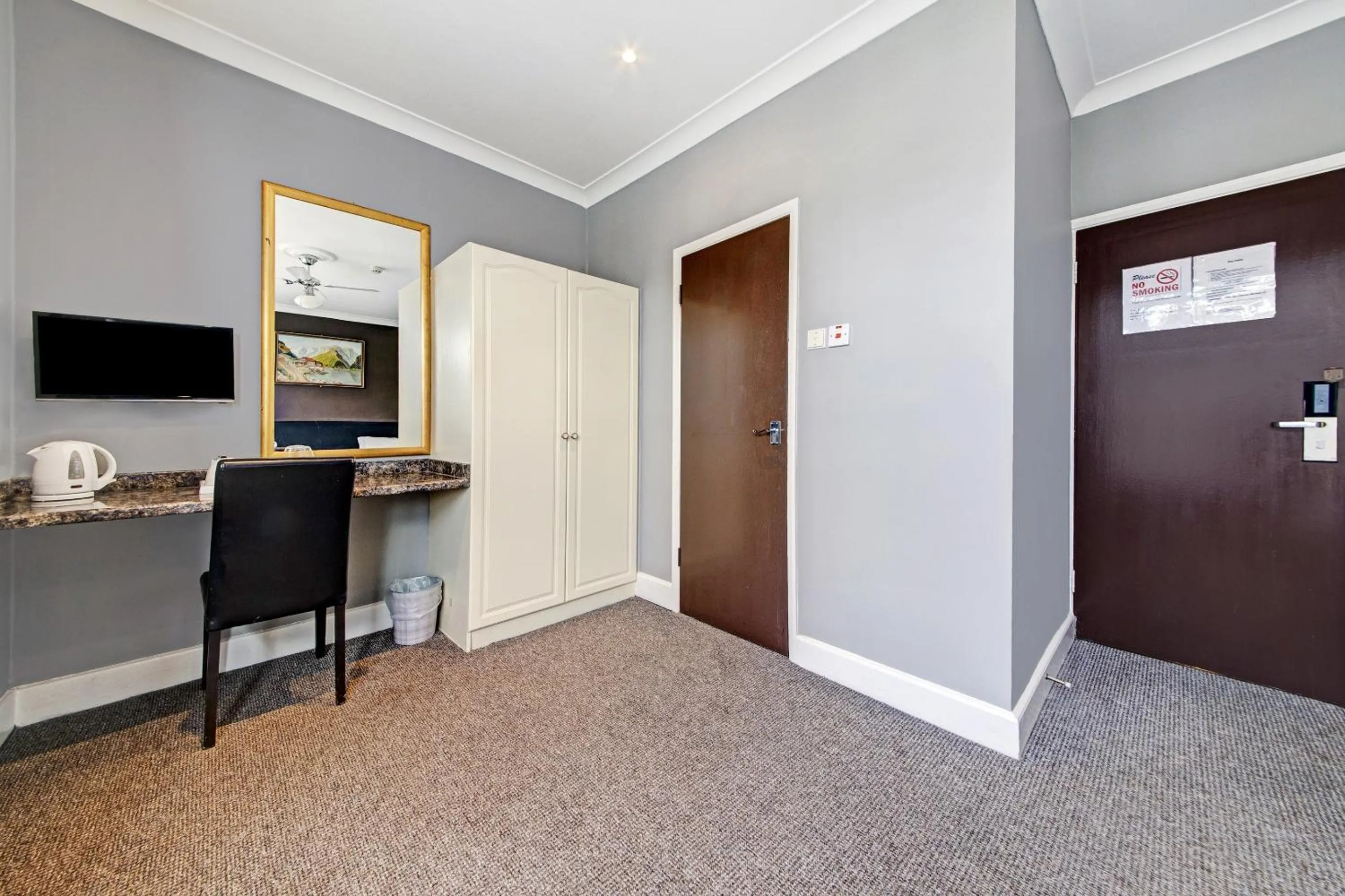 Bedroom in OYO Bostons Manor Hotel, Hanwell London