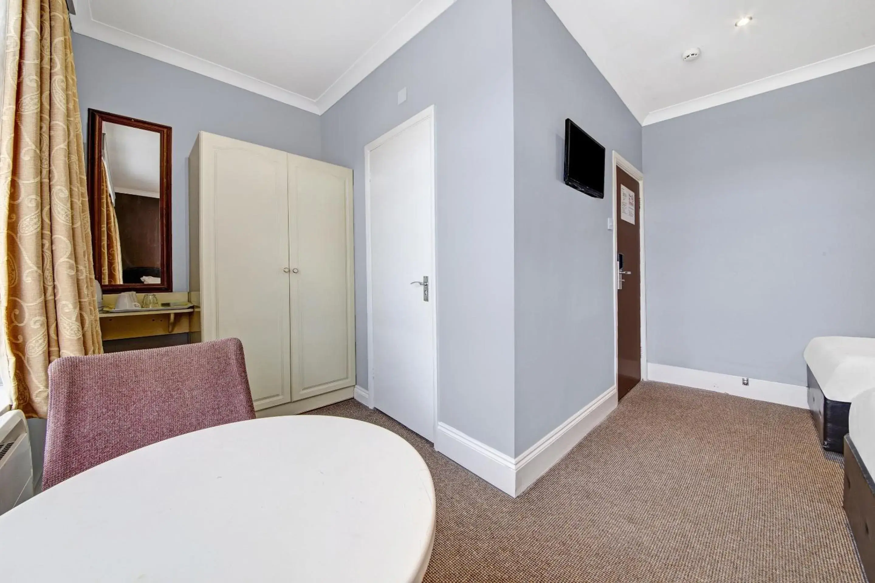 Standard Triple Room in OYO Bostons Manor Hotel, Hanwell London Standard Triple Room in OYO Bostons Manor Hotel, Hanwell London