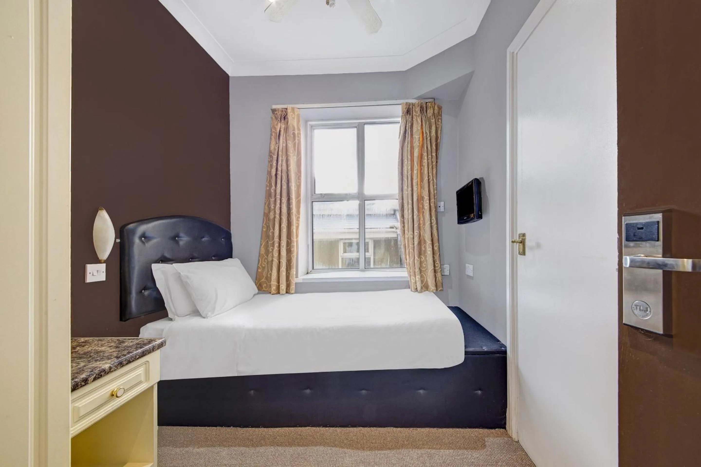 Bedroom, Bed in OYO Bostons Manor Hotel, Hanwell London