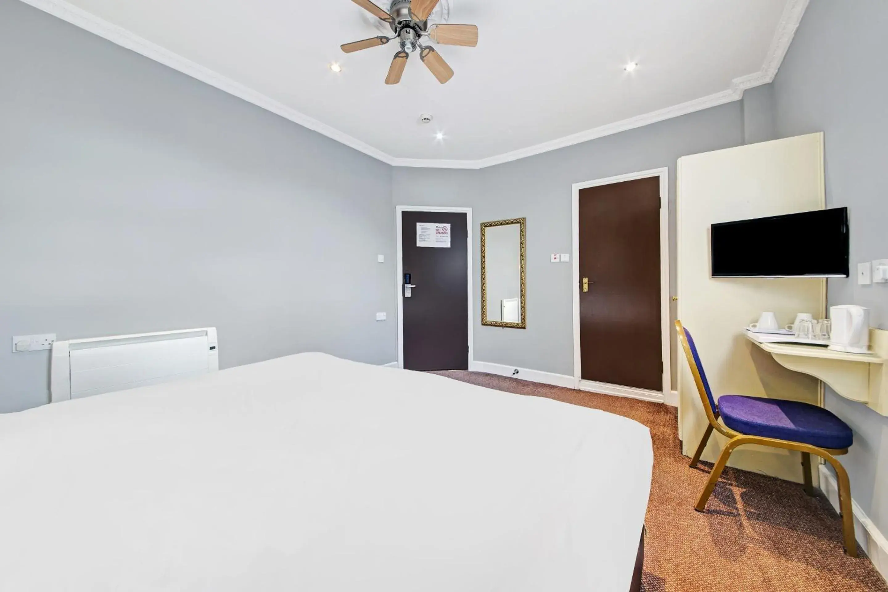 Deluxe Double Room in OYO Bostons Manor Hotel, Hanwell London Deluxe Double Room in OYO Bostons Manor Hotel, Hanwell London