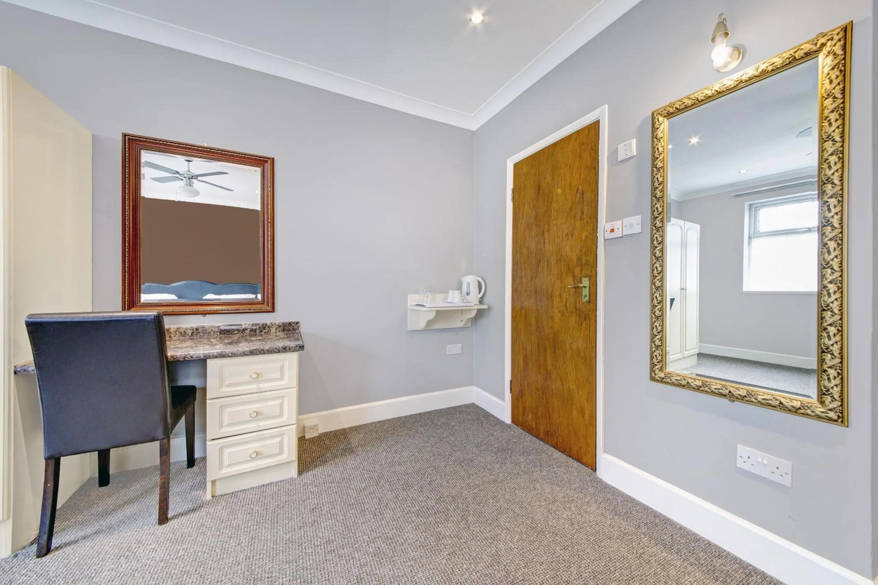 Bedroom in OYO Bostons Manor Hotel, Hanwell London