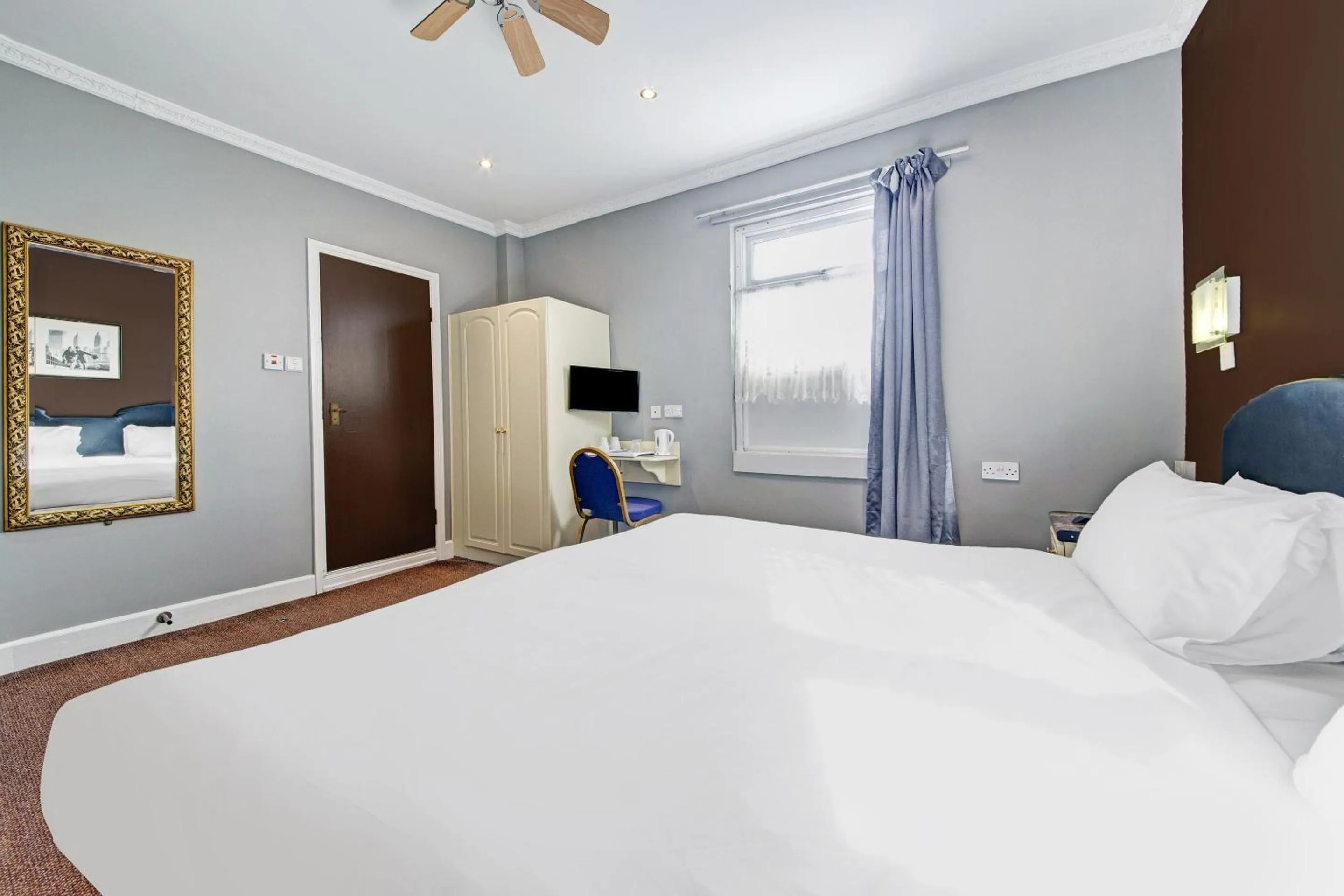 Bedroom, Bed in OYO Bostons Manor Hotel, Hanwell London