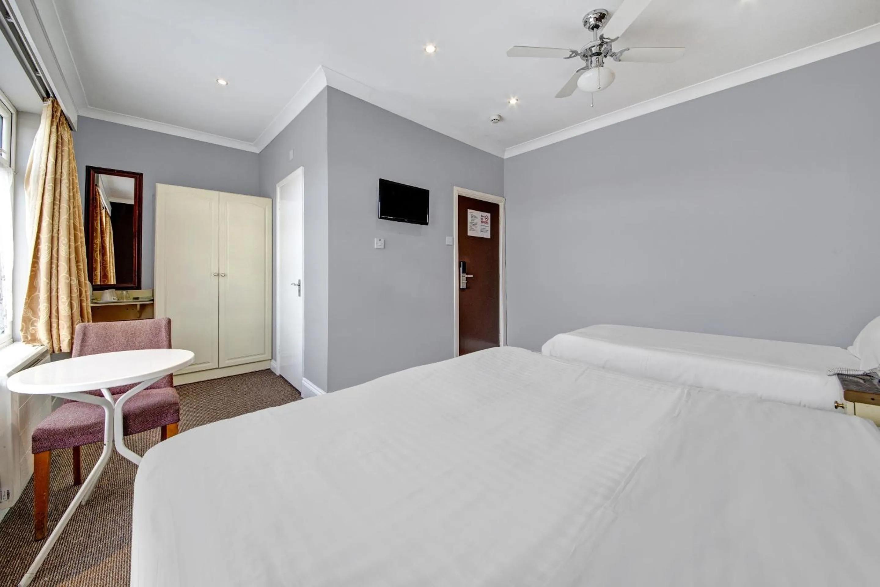 Bedroom, Bed in OYO Bostons Manor Hotel, Hanwell London